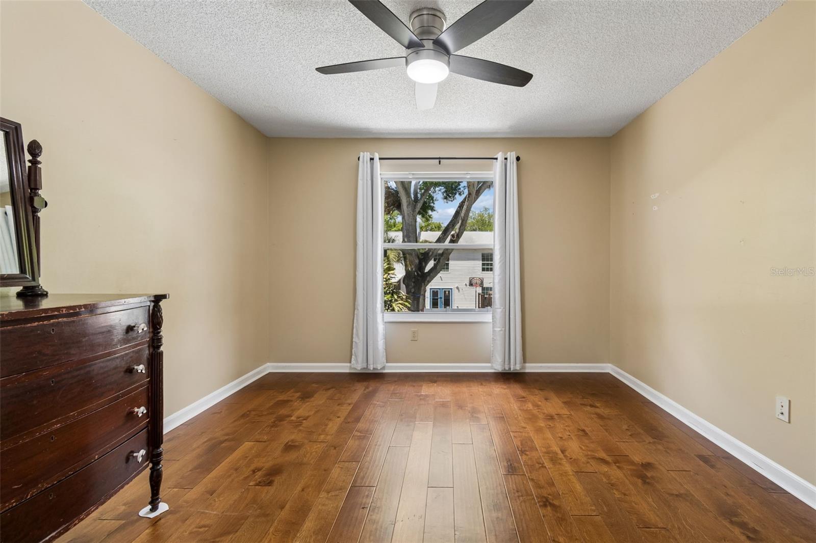 Image 33 of 38 For 105 Manhattan Avenue