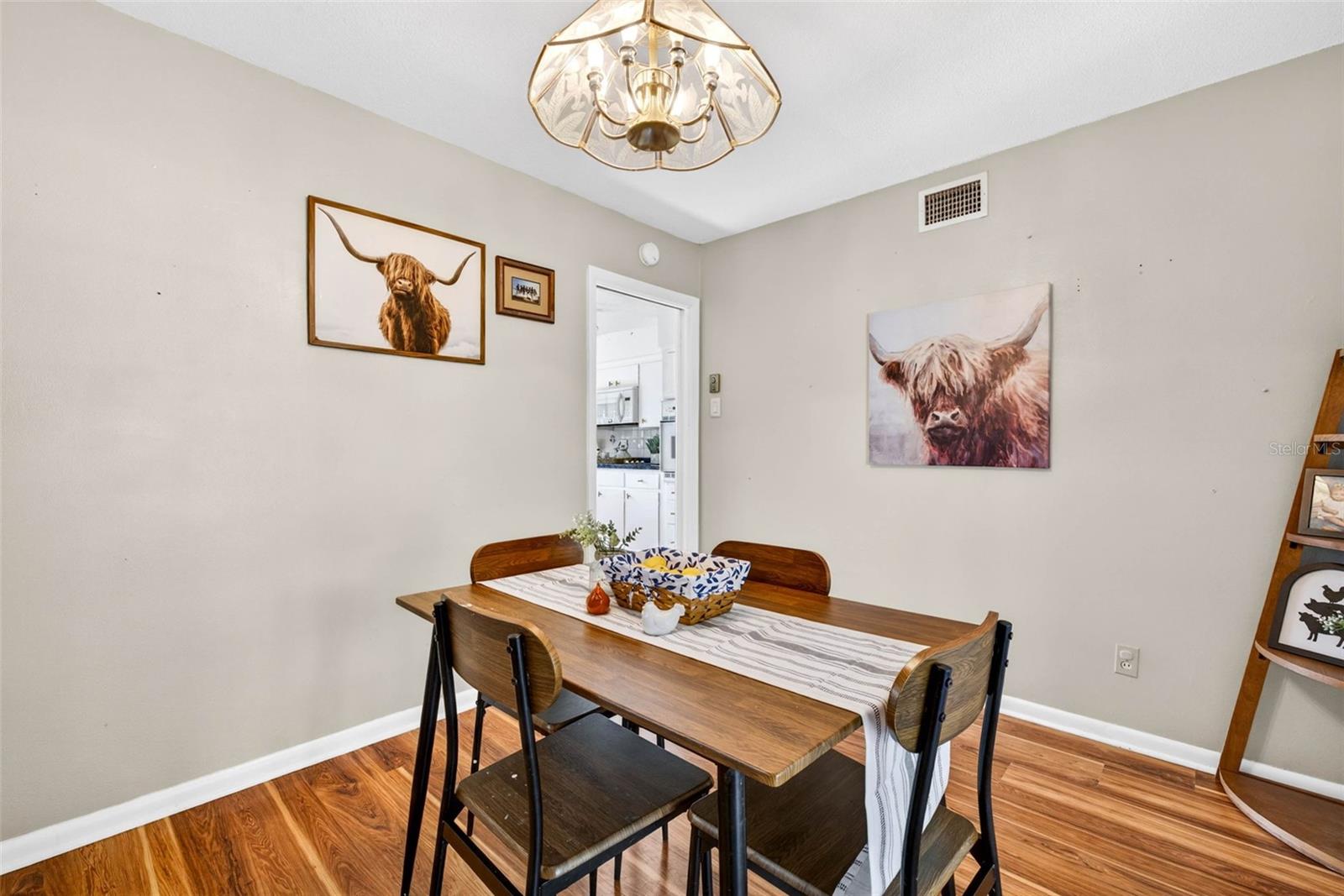 Listing photo id 13 for 5068 Lakewood Drive