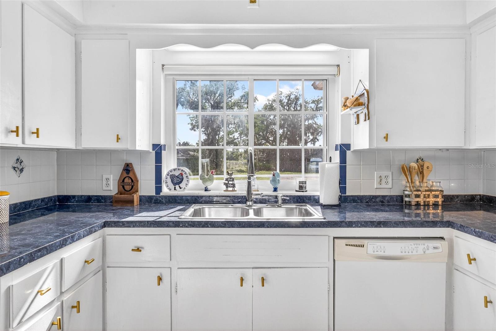 Listing photo id 18 for 5068 Lakewood Drive