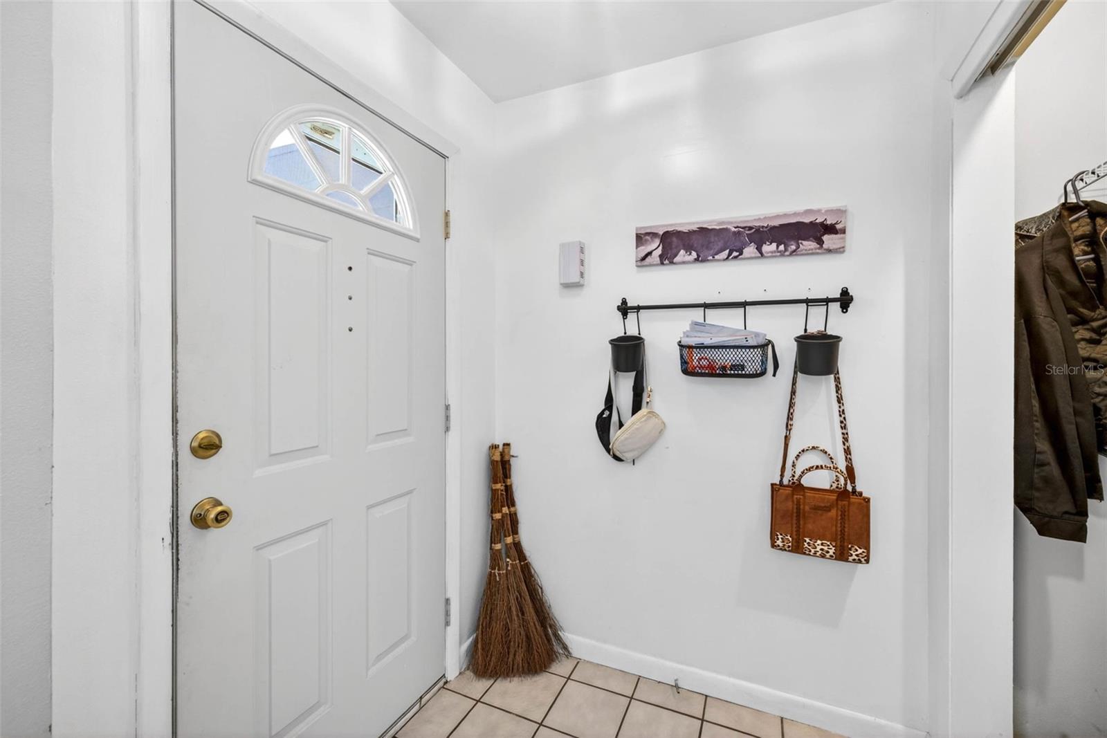 Listing photo id 3 for 5068 Lakewood Drive