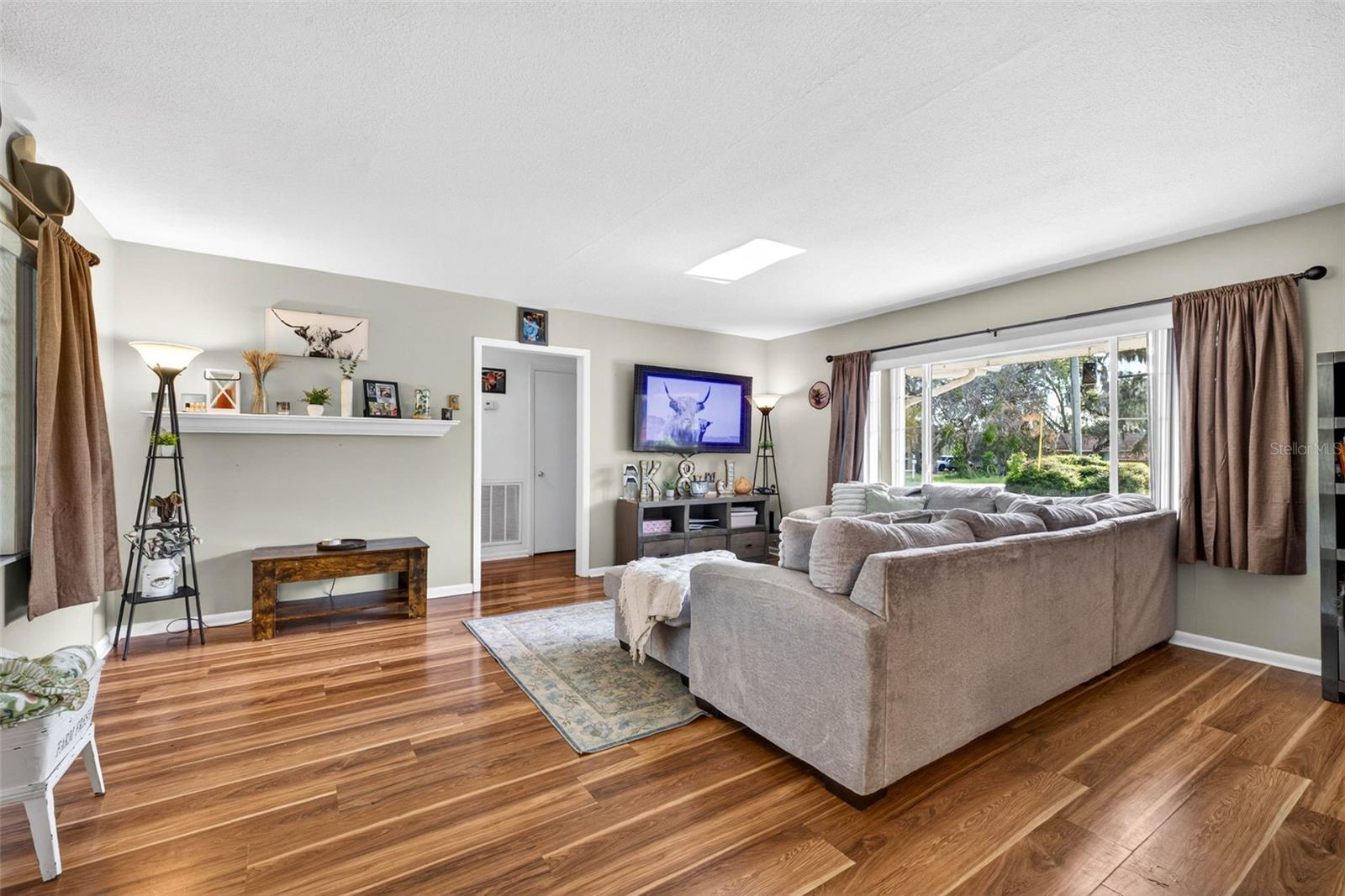 Listing photo id 6 for 5068 Lakewood Drive