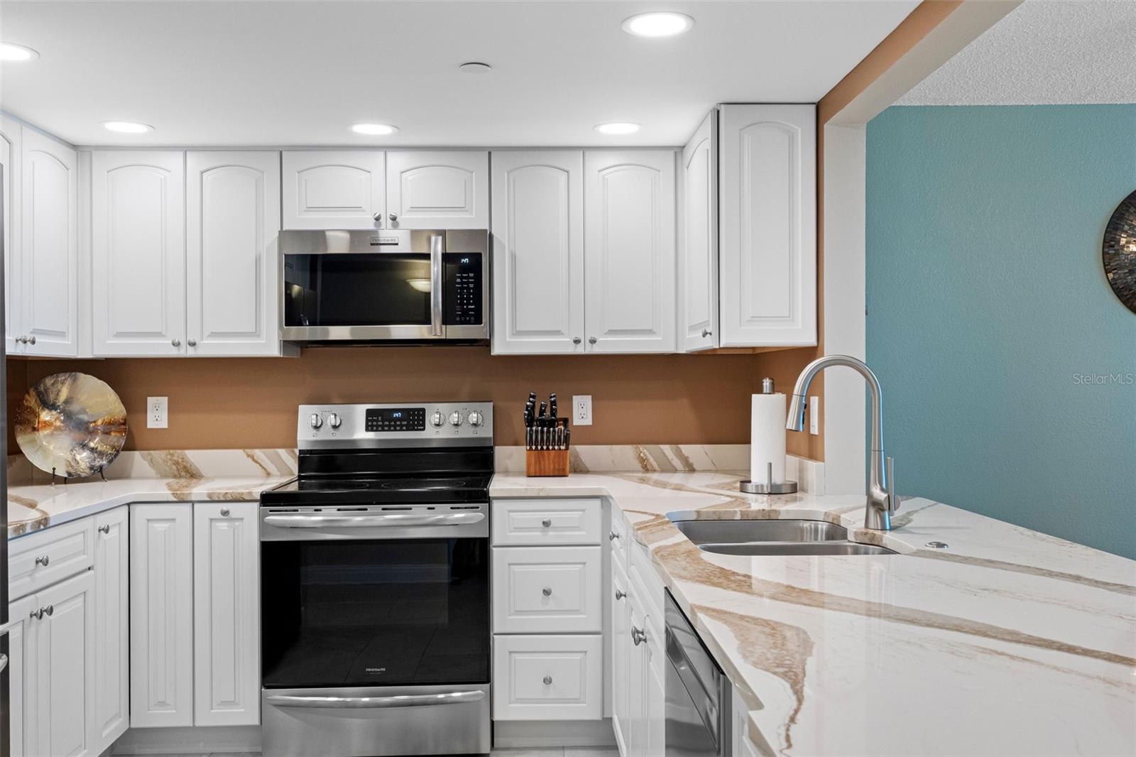 Image 15 of 44 For 20002 Gulf Boulevard 2203