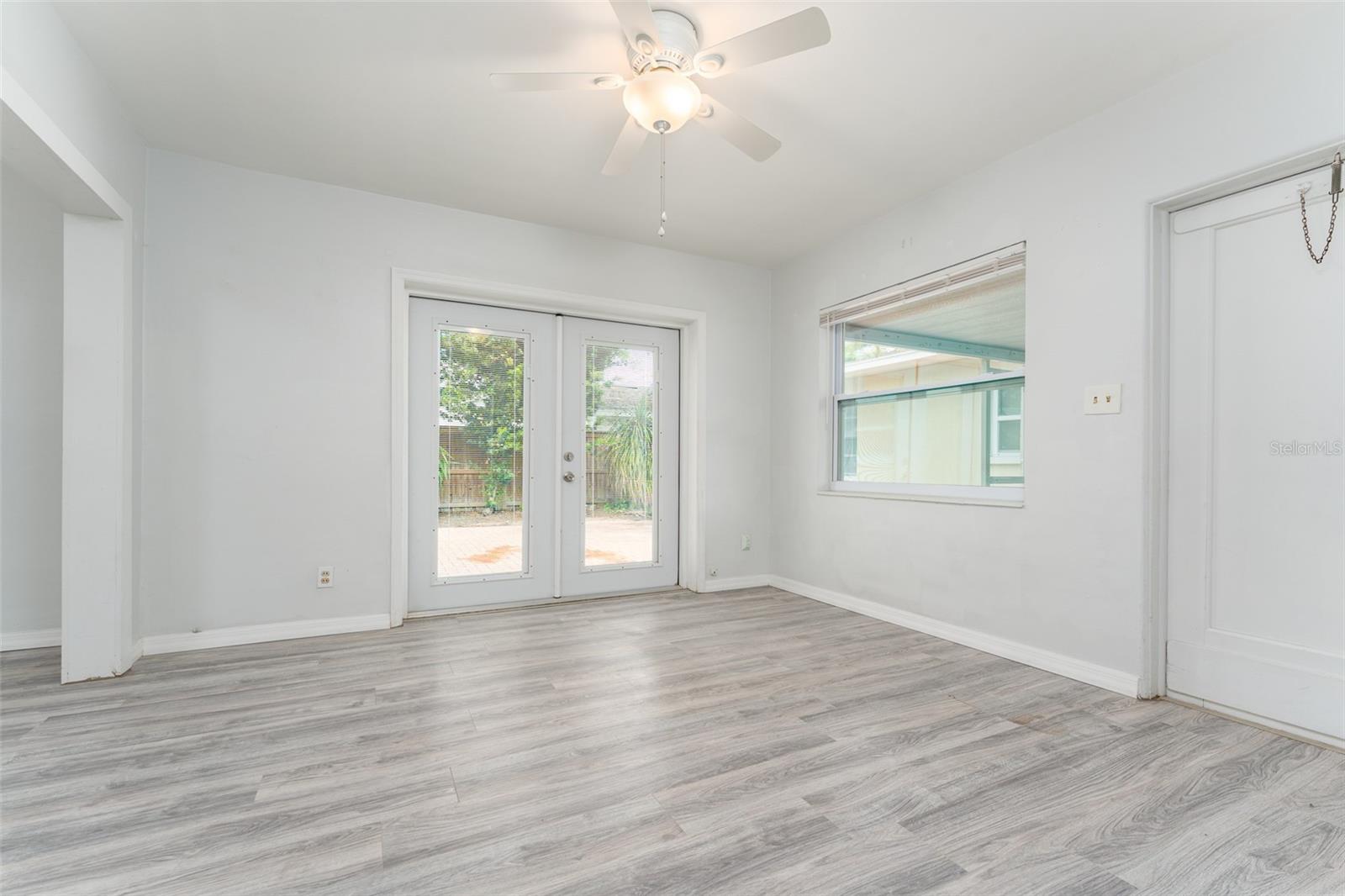 Image 13 of 49 For 811 20th Avenue N