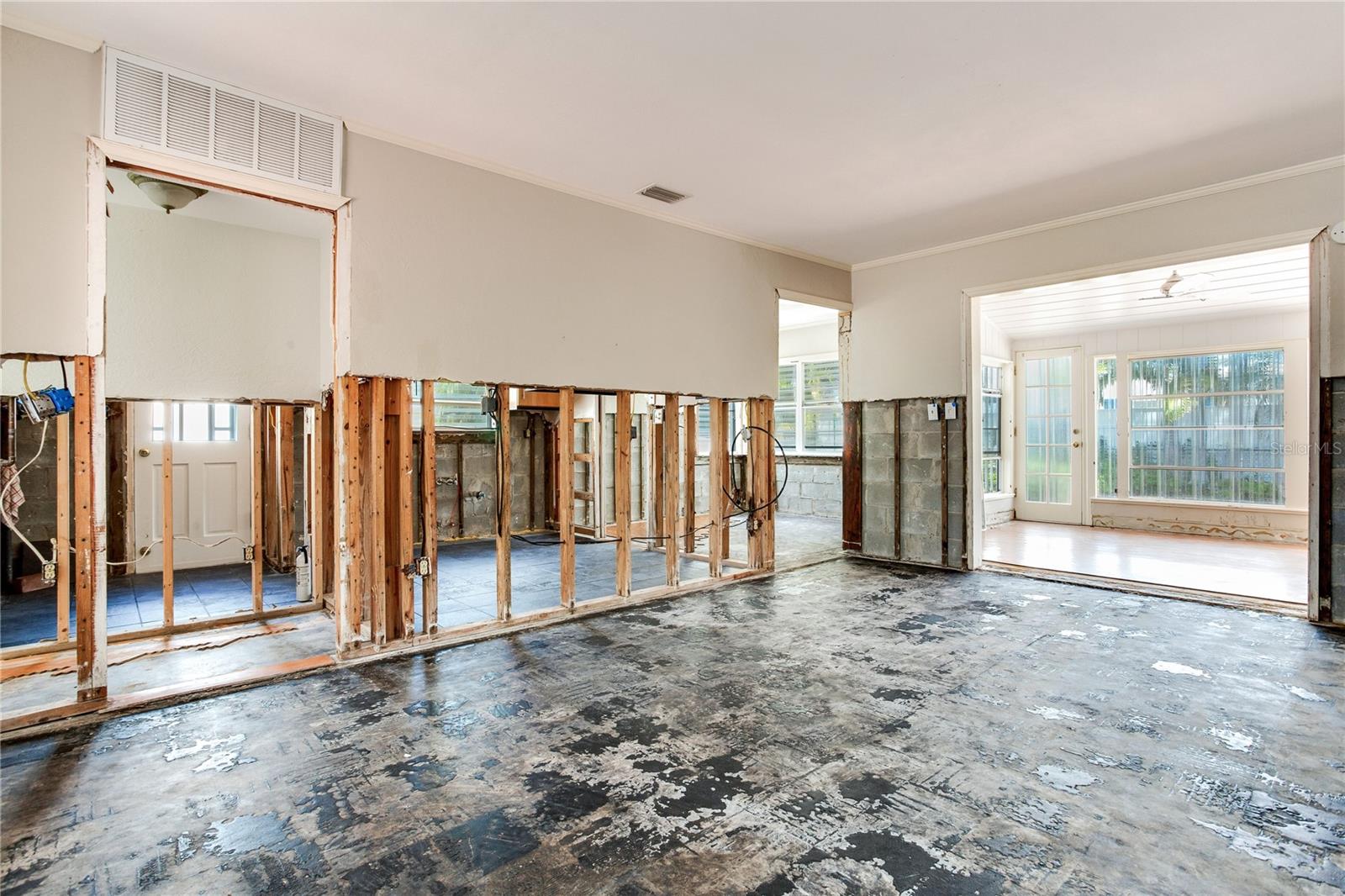 Image 16 of 50 For 16107 Gulf Boulevard