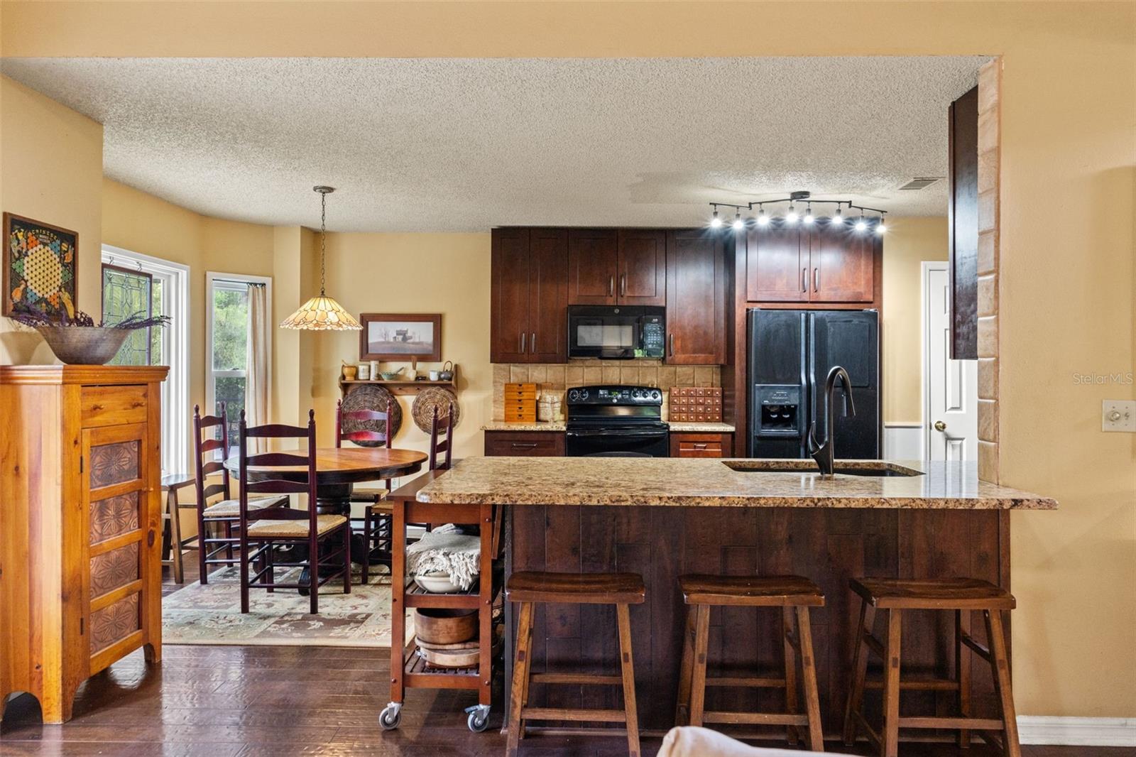 Listing photo id 12 for 16105 Cadbury Court