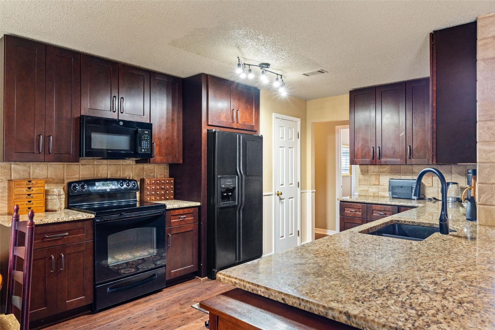 Listing photo id 13 for 16105 Cadbury Court