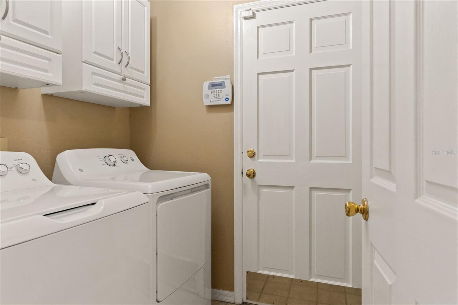 Listing photo id 28 for 16105 Cadbury Court