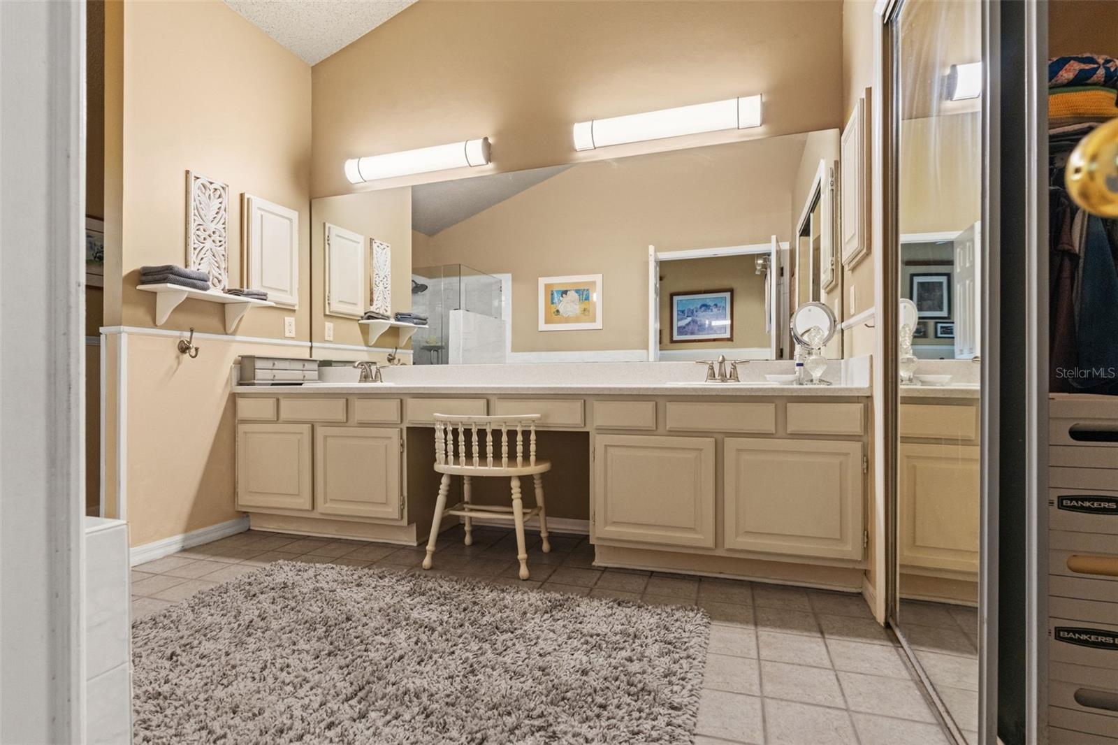 Listing photo id 32 for 16105 Cadbury Court