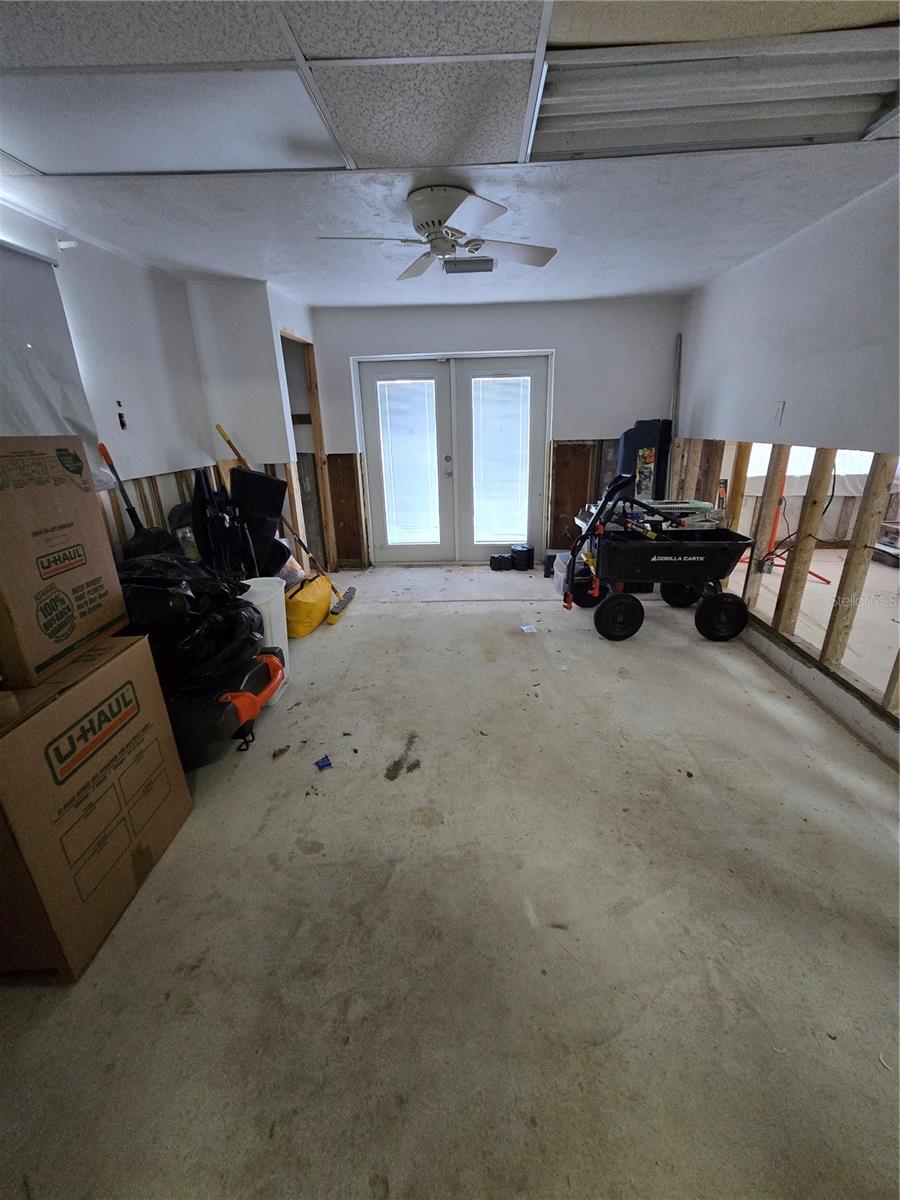 Listing photo id 8 for 4556 Edith Street