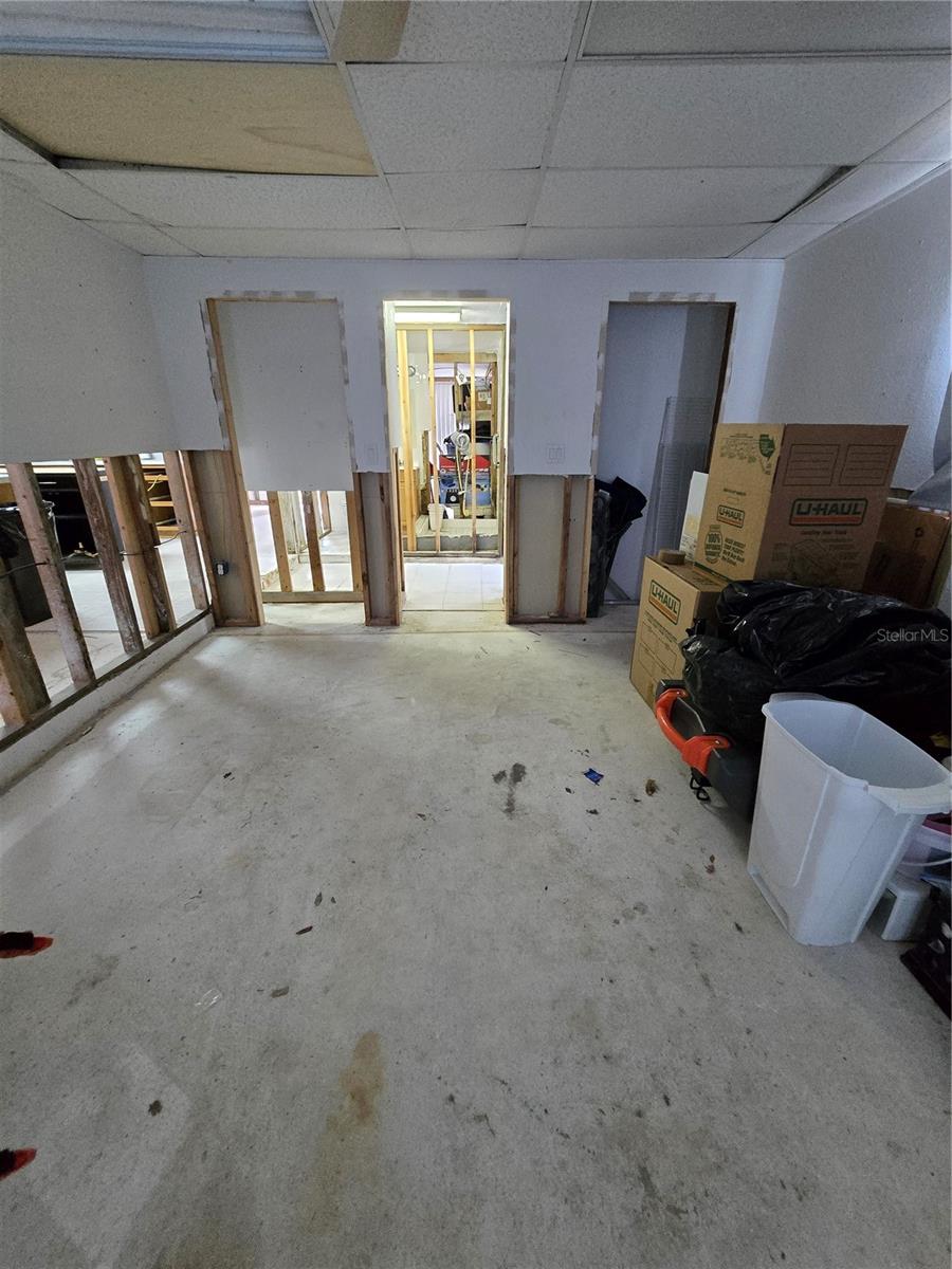 Listing photo id 9 for 4556 Edith Street