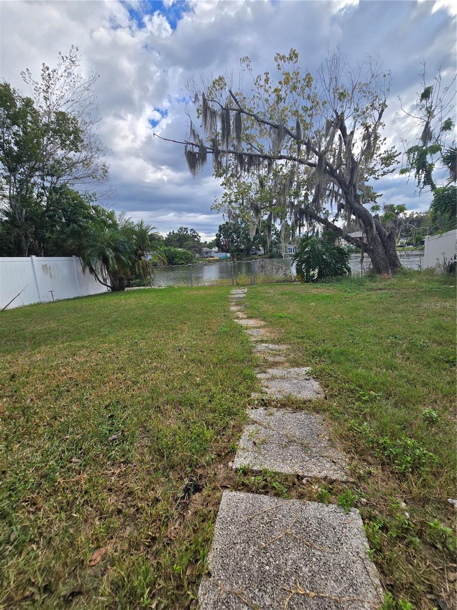 Listing photo id 10 for 4556 Edith Street