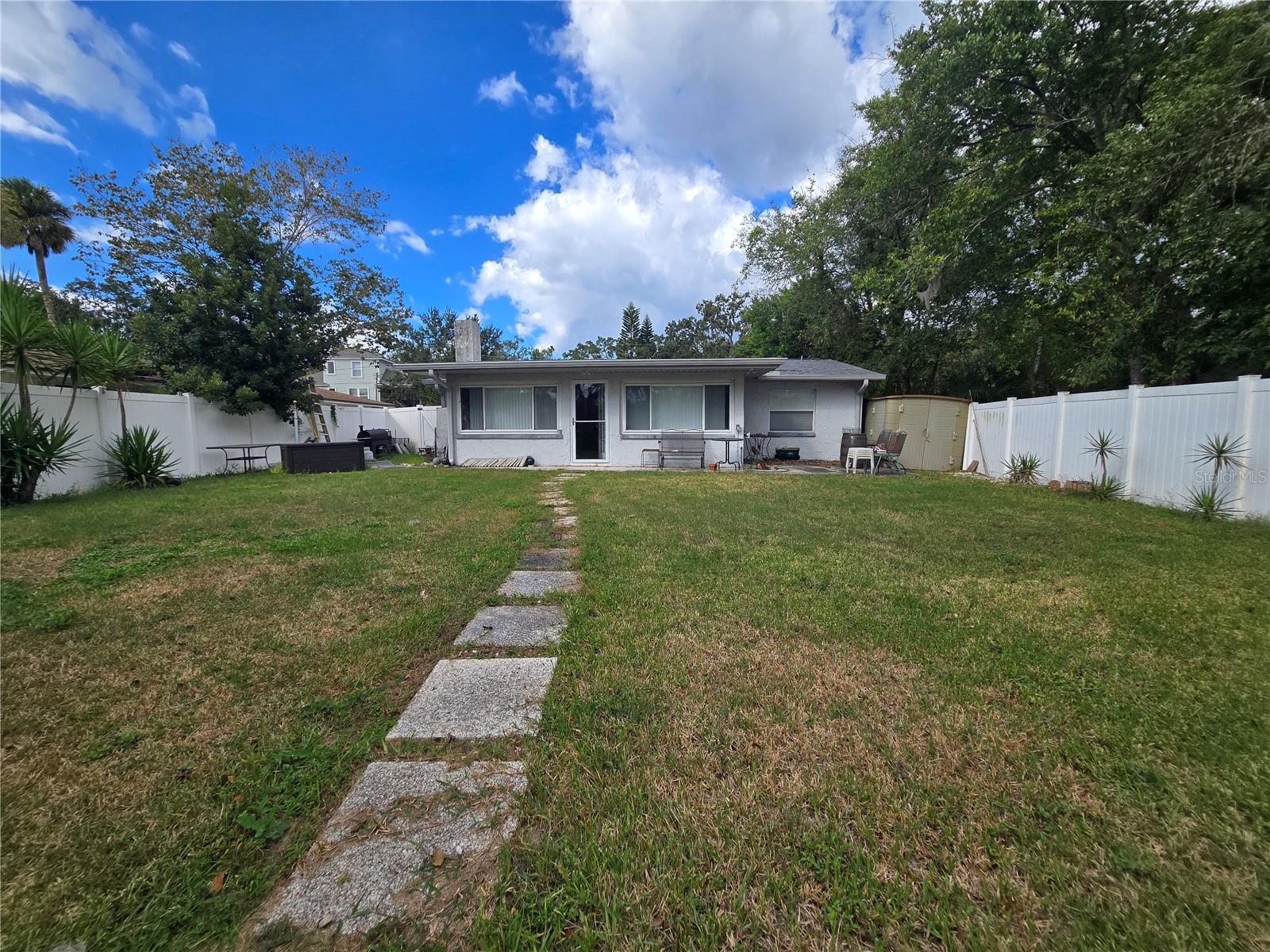 Listing photo id 11 for 4556 Edith Street