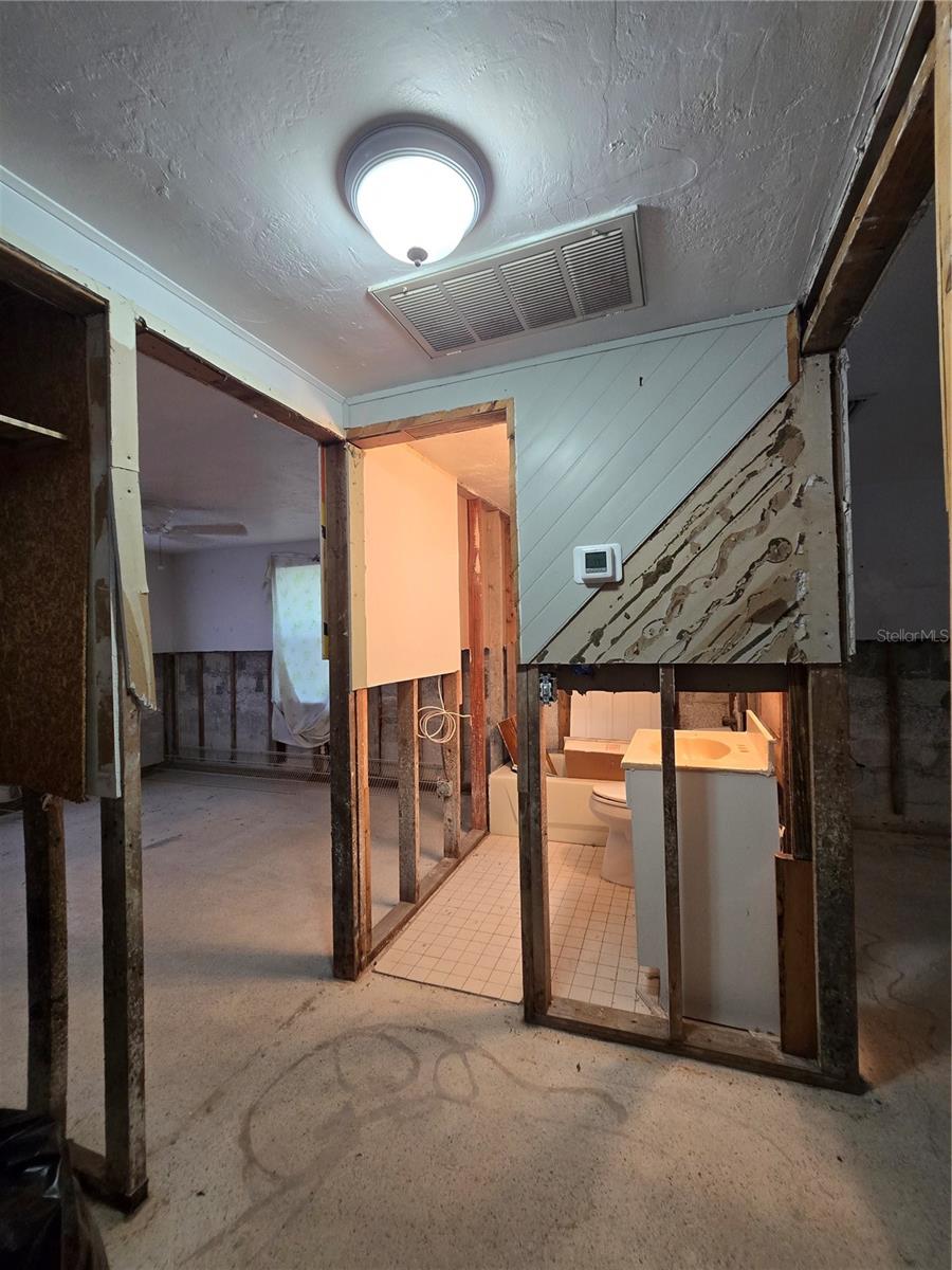 Listing photo id 0 for 4556 Edith Street