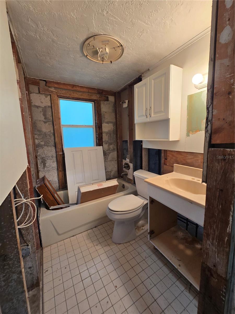 Listing photo id 1 for 4556 Edith Street