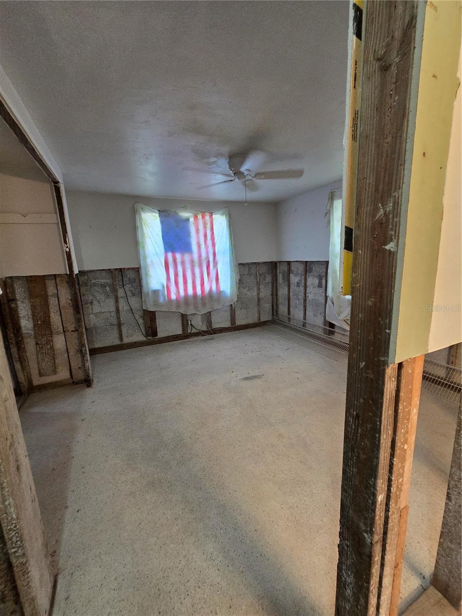 Listing photo id 2 for 4556 Edith Street