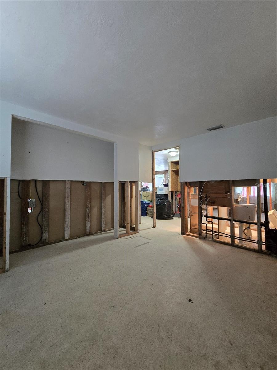 Listing photo id 3 for 4556 Edith Street