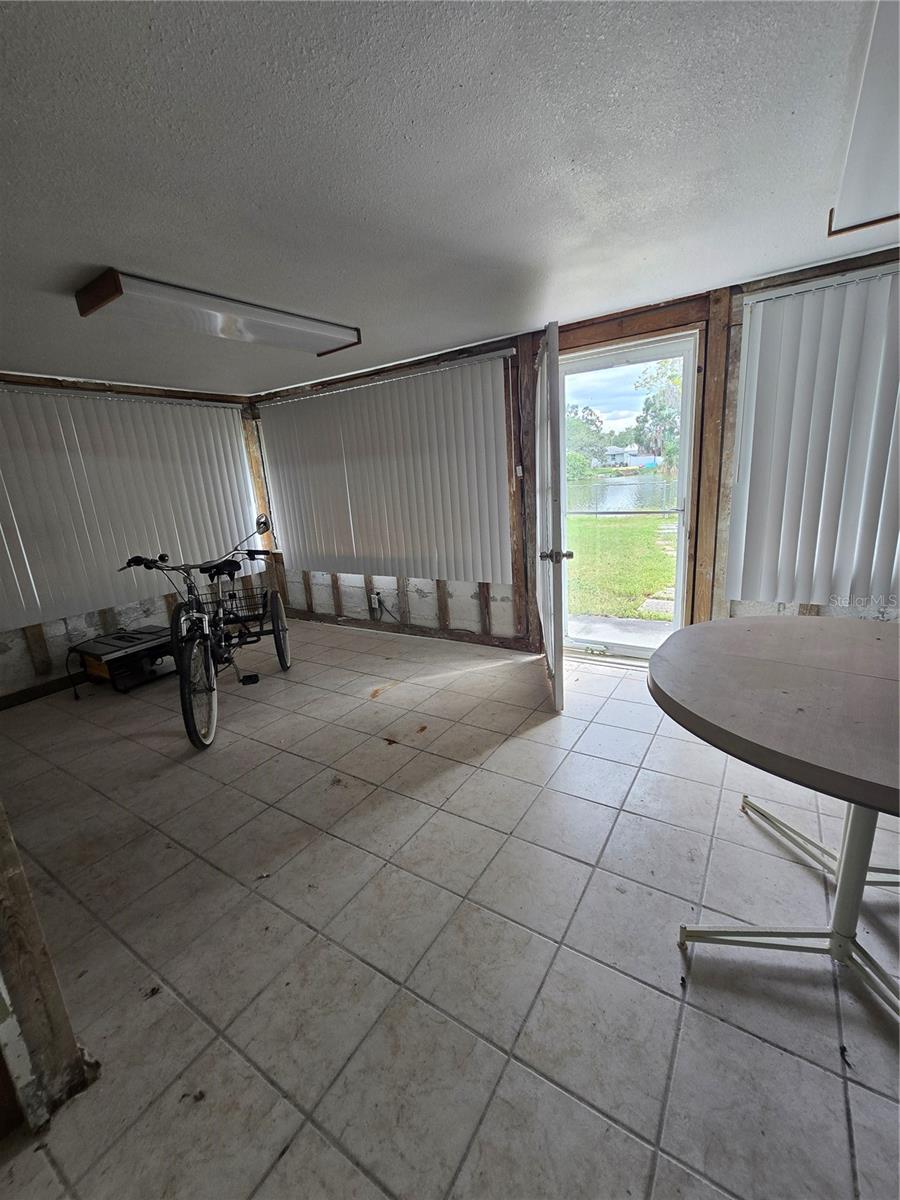 Listing photo id 6 for 4556 Edith Street