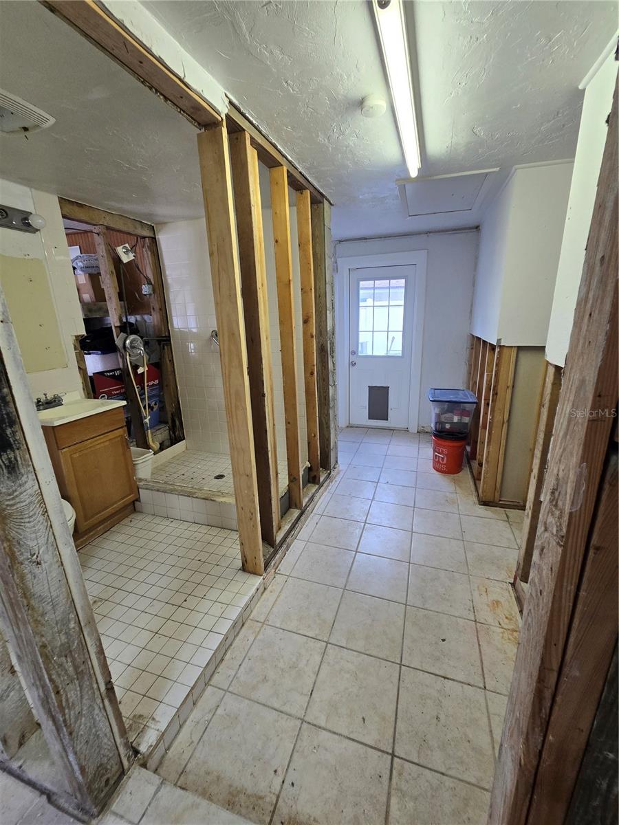 Listing photo id 7 for 4556 Edith Street