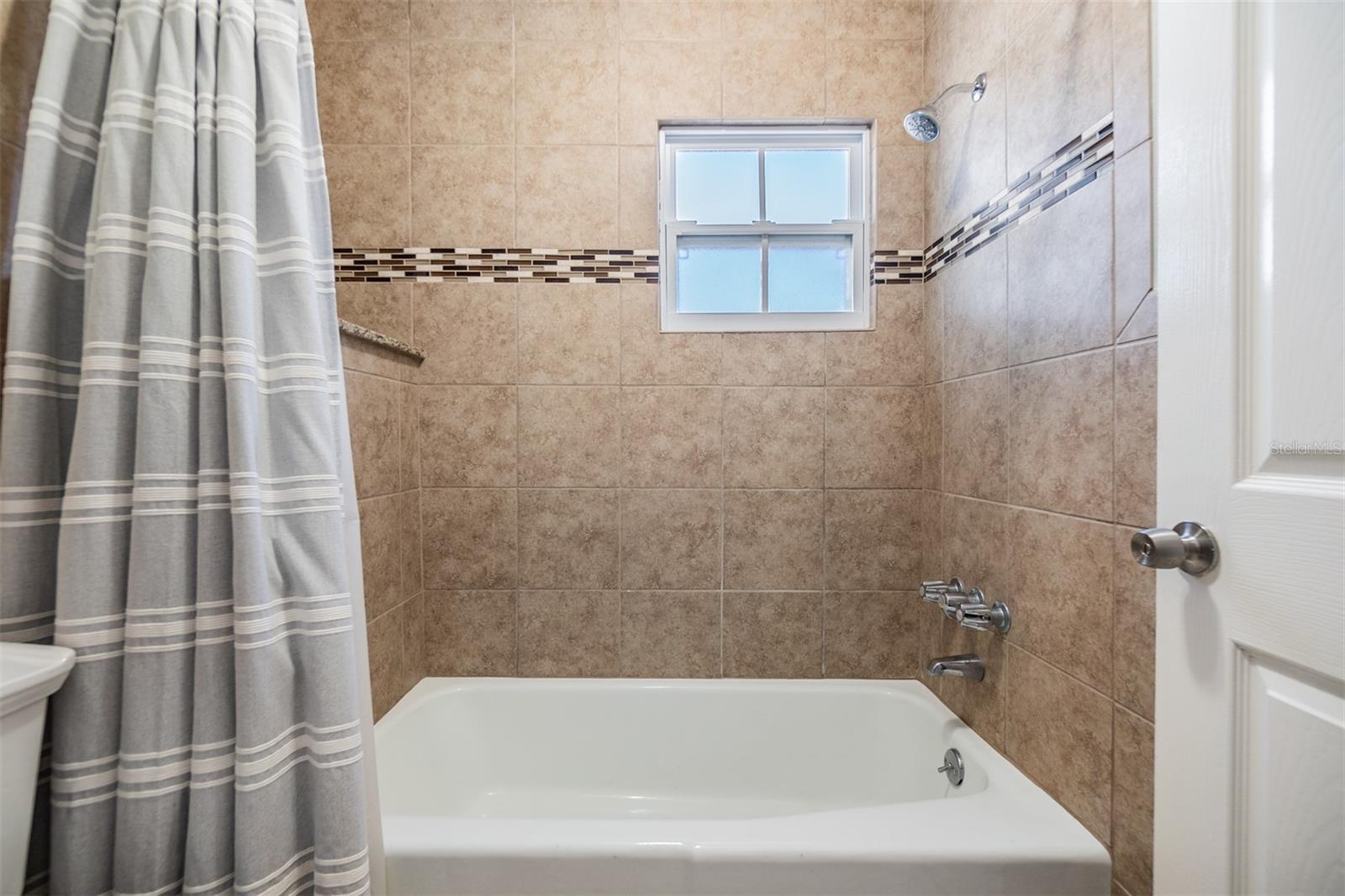 Image 11 of 25 For 701 Poinsettia Road 306