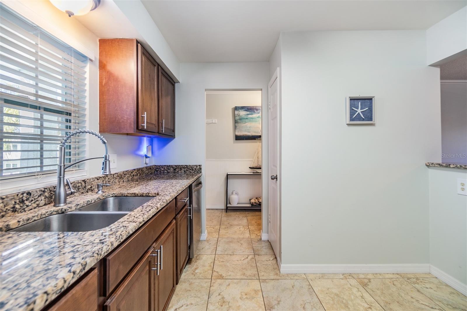 Image 6 of 25 For 701 Poinsettia Road 306