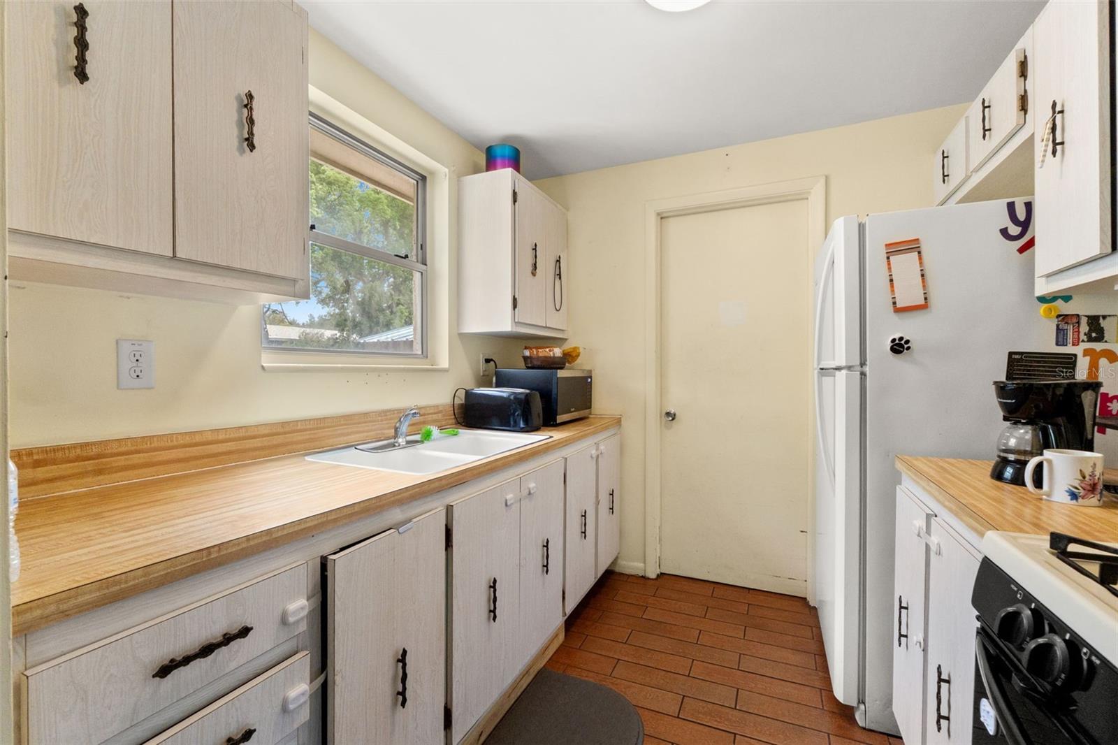 Image 12 of 34 For 9658 Bayside Court