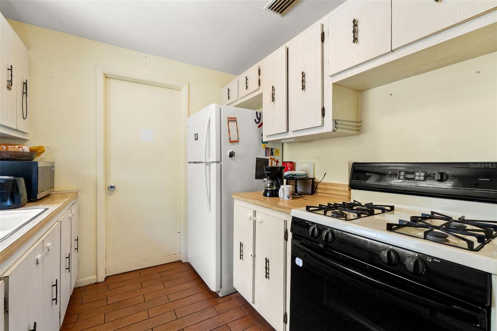 Image 13 of 34 For 9658 Bayside Court