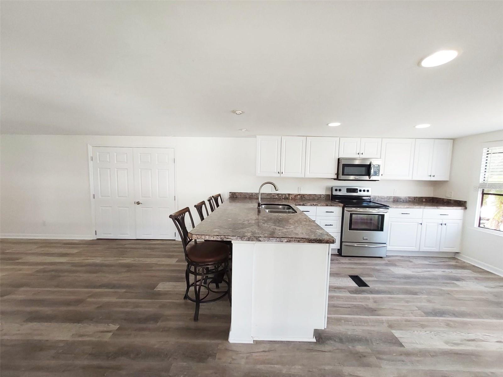 Image 5 of 30 For 302 52nd Avenue Terrace E