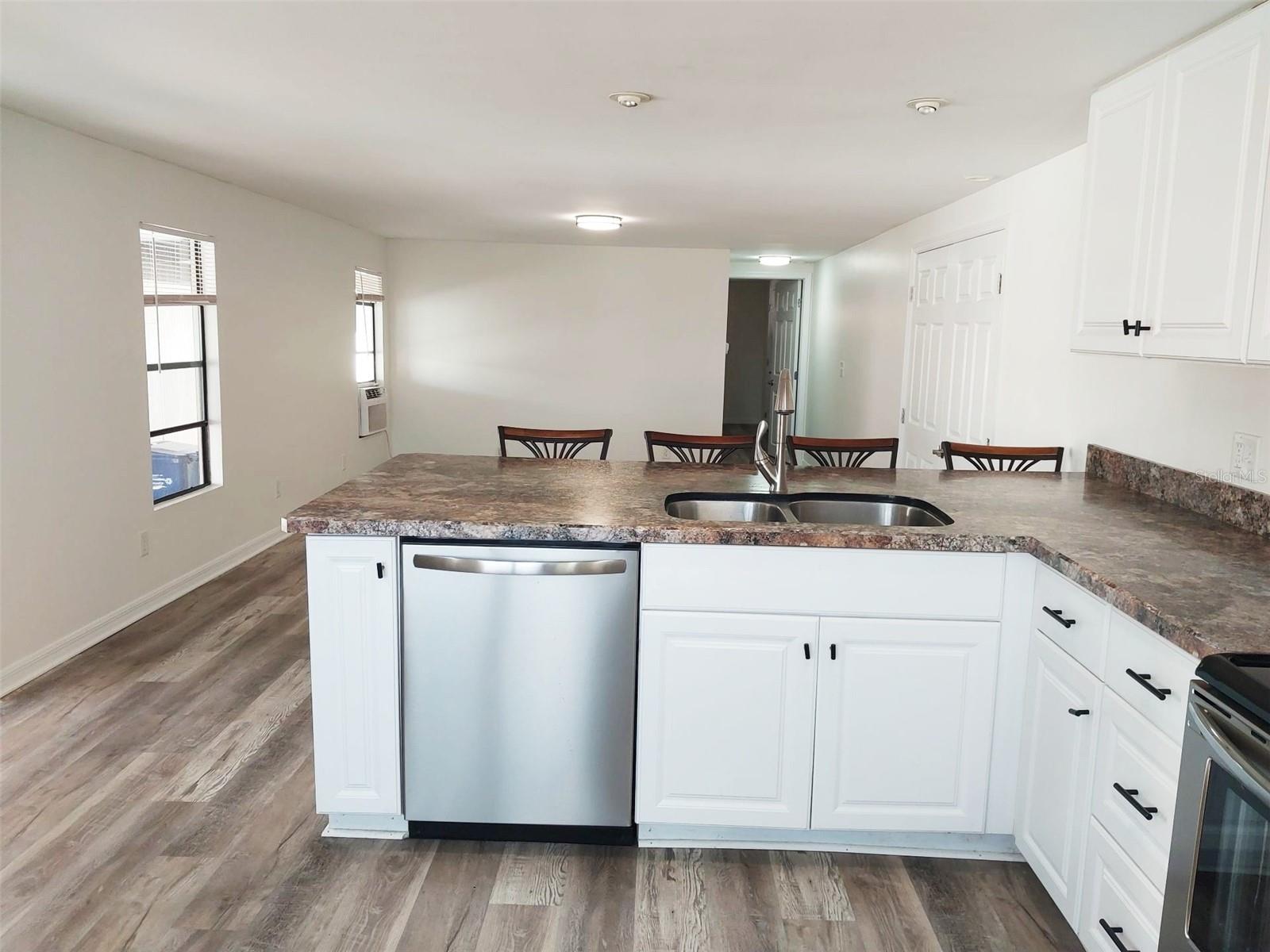 Image 8 of 30 For 302 52nd Avenue Terrace E