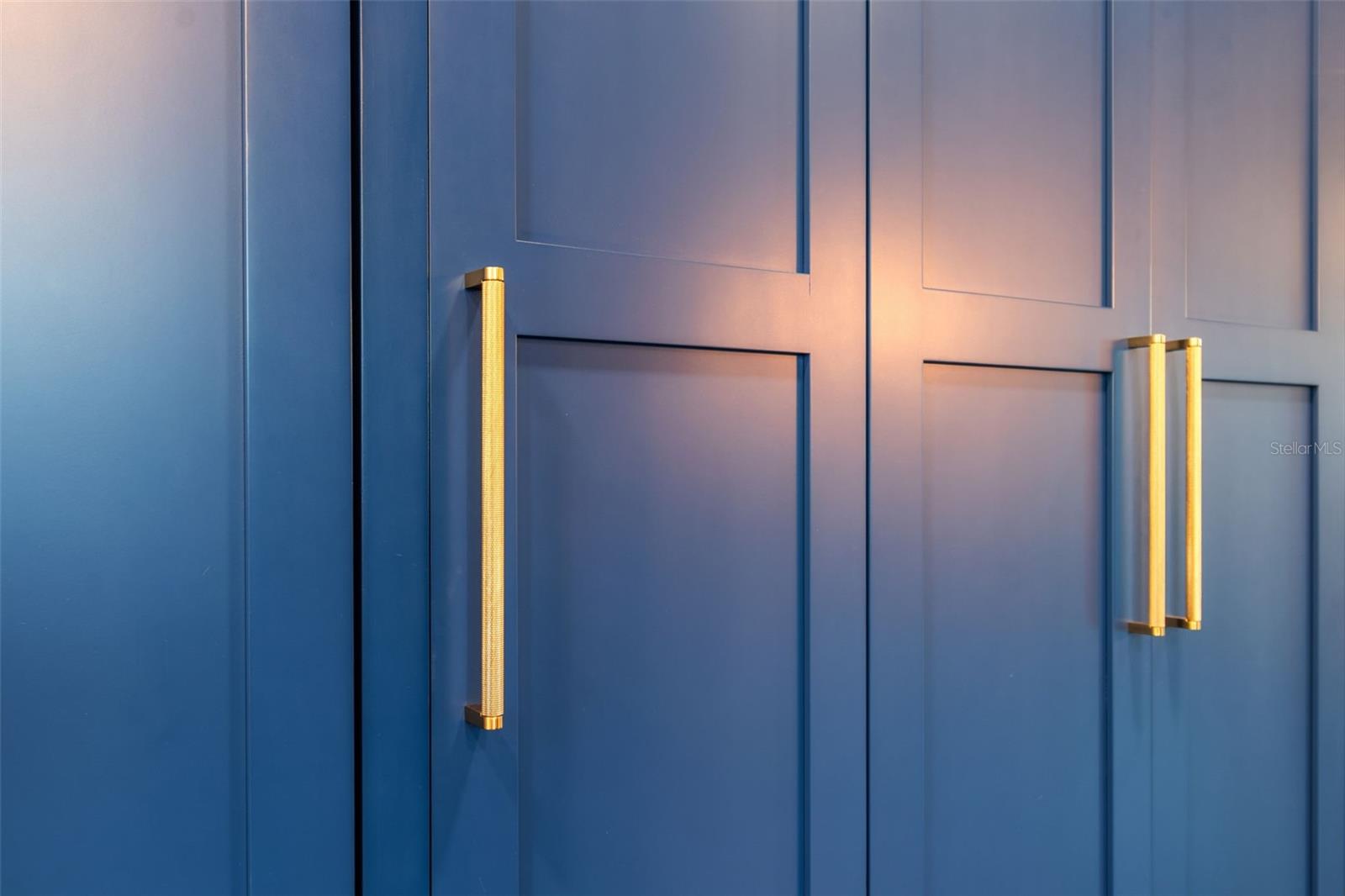 Image 23 of 87 For 450 Knights Run Avenue 2004