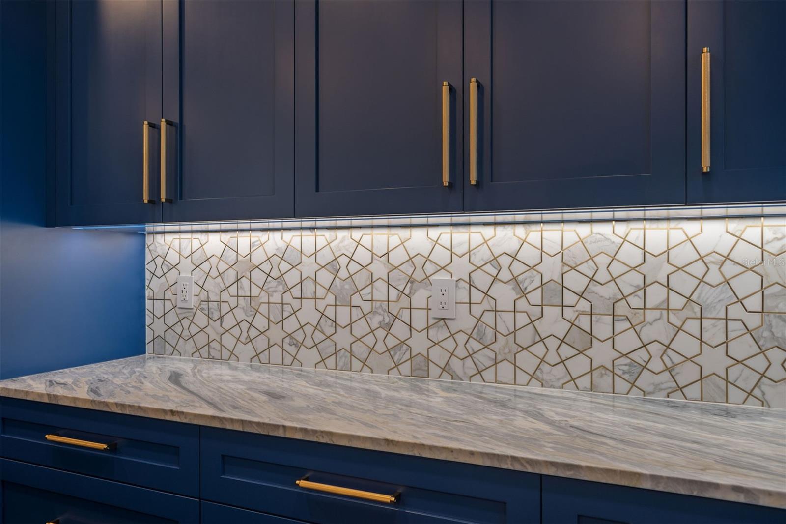 Image 24 of 87 For 450 Knights Run Avenue 2004