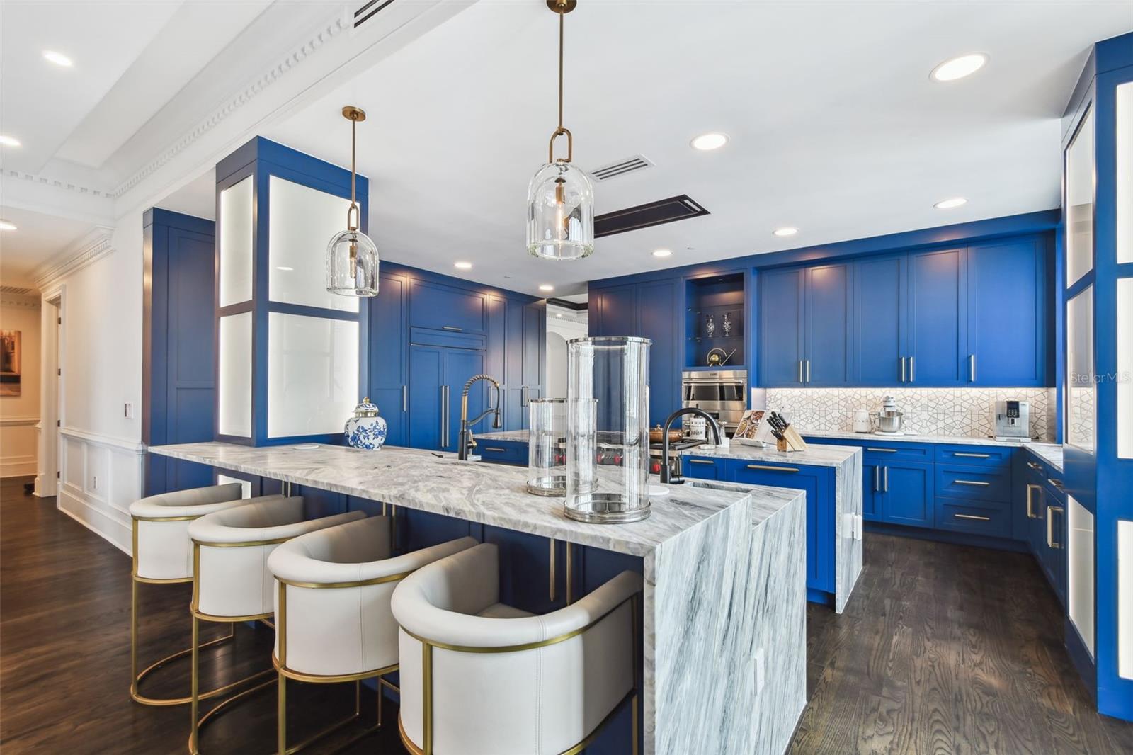 Image 28 of 87 For 450 Knights Run Avenue 2004