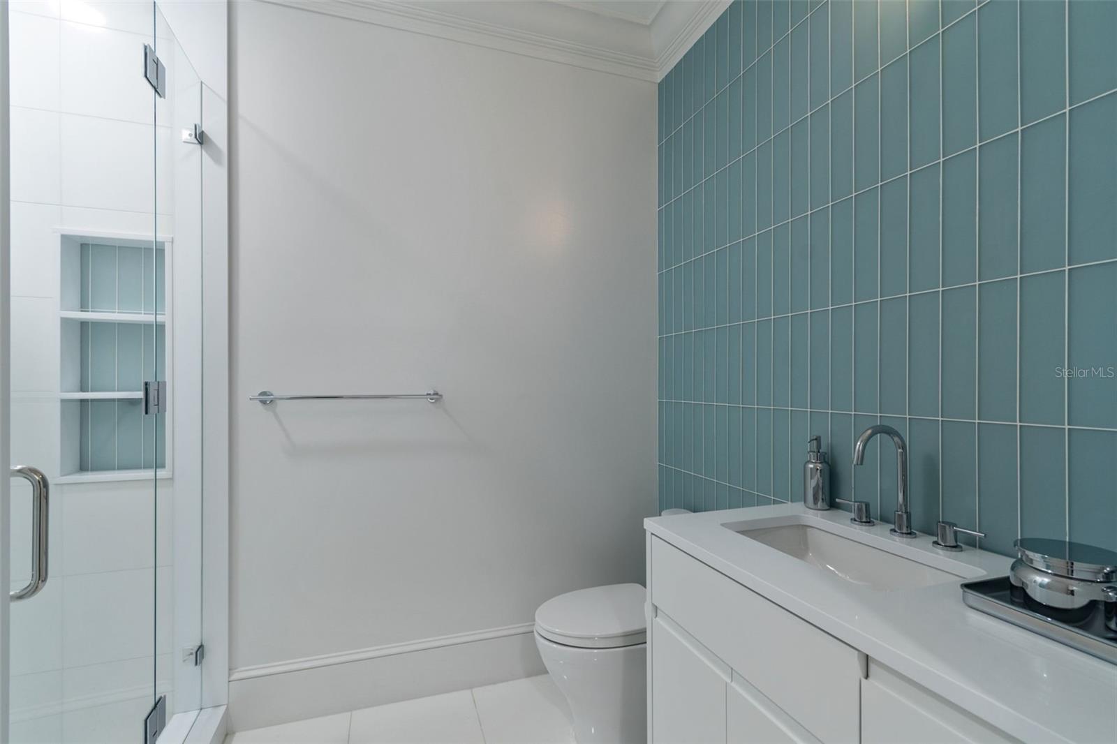 Image 32 of 87 For 450 Knights Run Avenue 2004