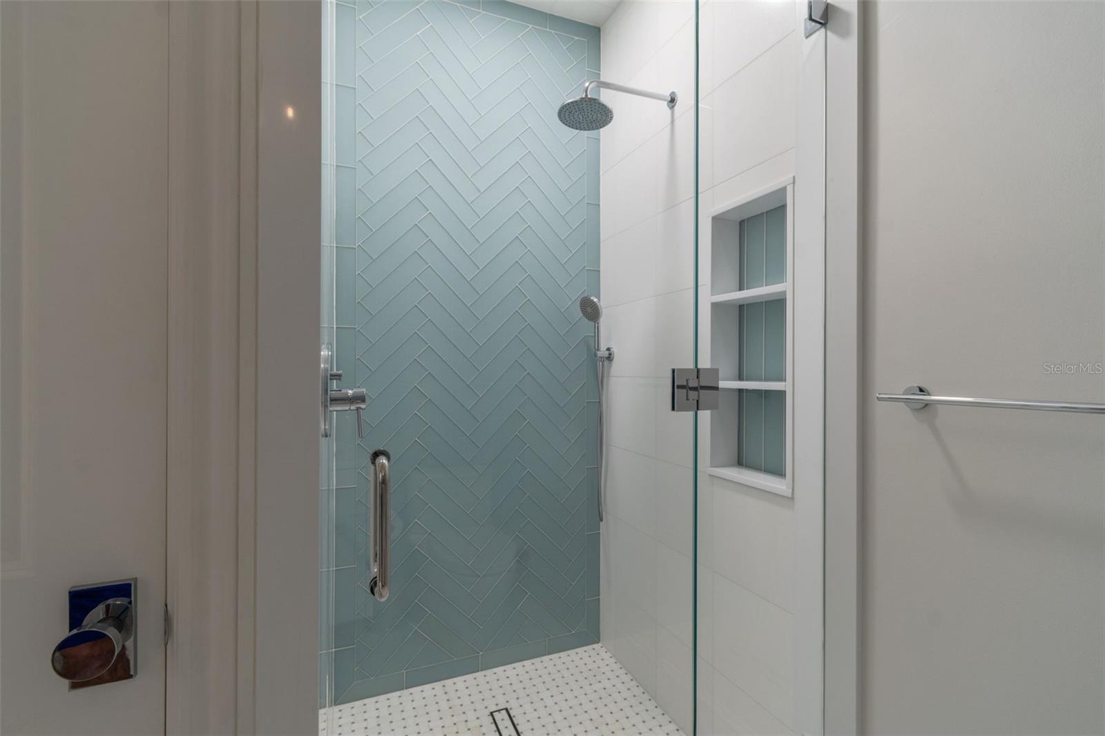 Image 33 of 87 For 450 Knights Run Avenue 2004