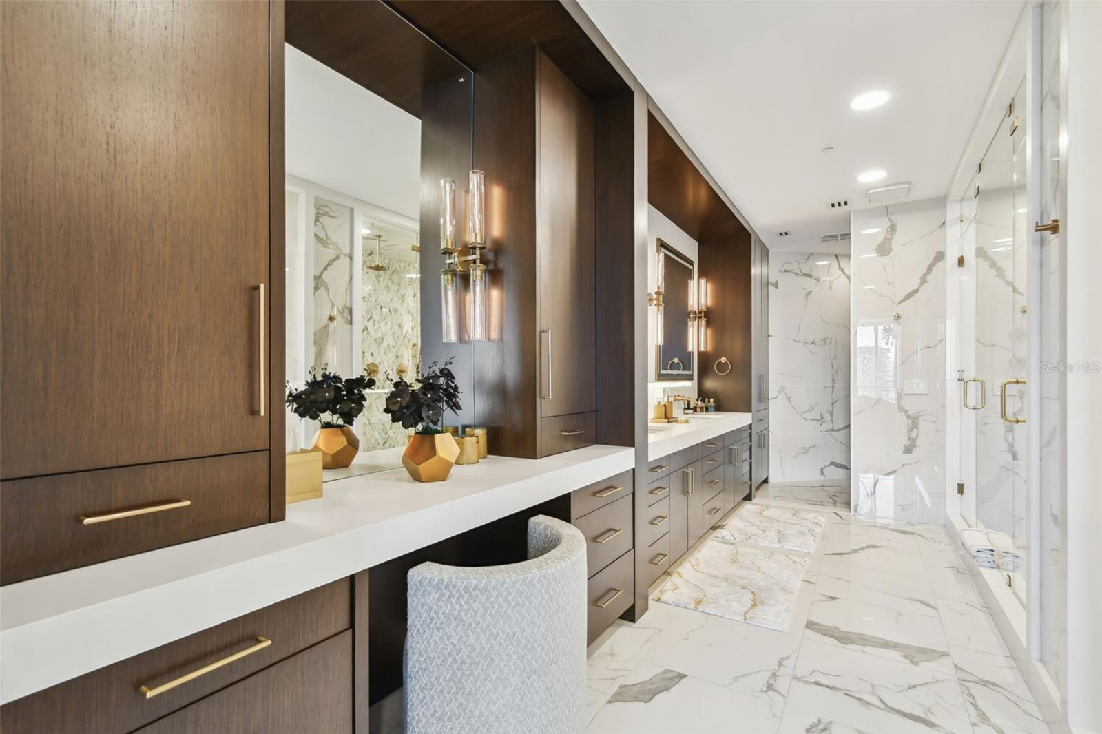 Image 39 of 87 For 450 Knights Run Avenue 2004