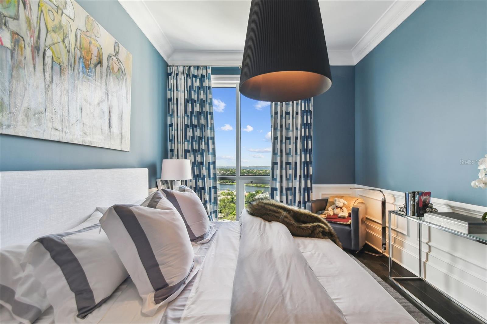 Image 46 of 87 For 450 Knights Run Avenue 2004