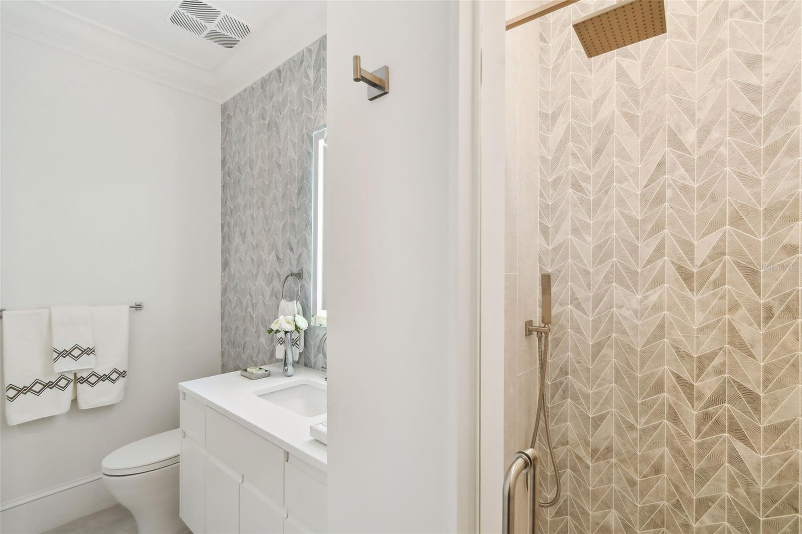 Image 53 of 87 For 450 Knights Run Avenue 2004