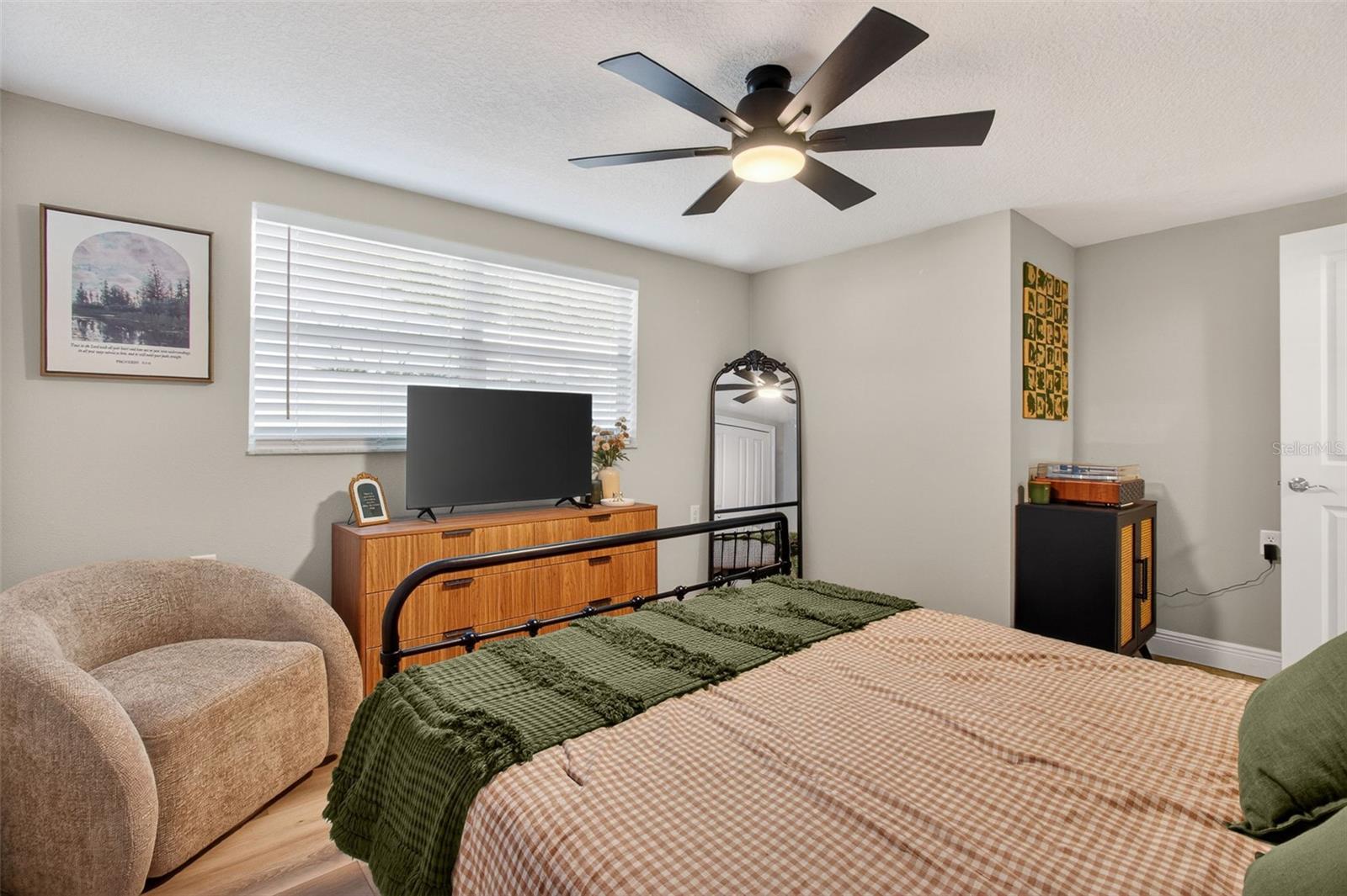 Image 24 of 56 For 823 Riverside Drive