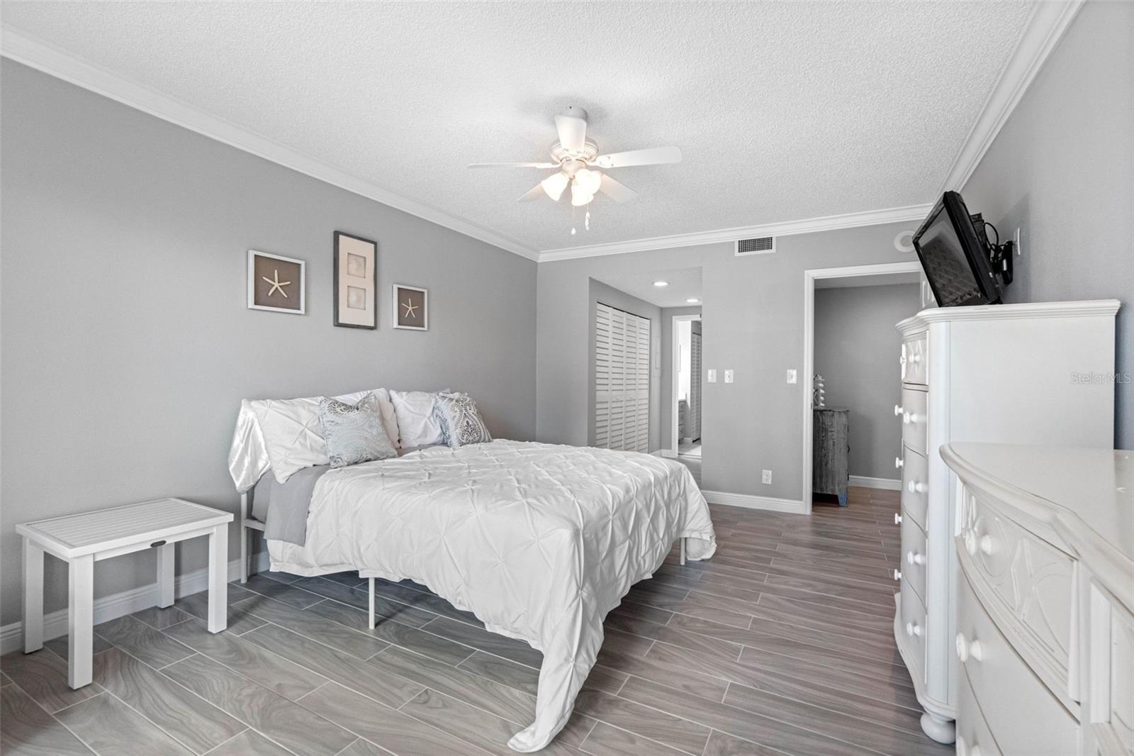 Image 27 of 49 For 1501 Gulf Boulevard 102