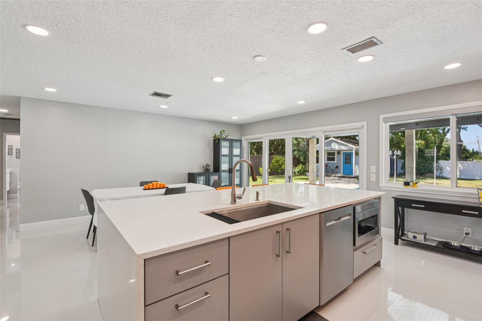 Image 10 of 35 For 10000 Bay Street