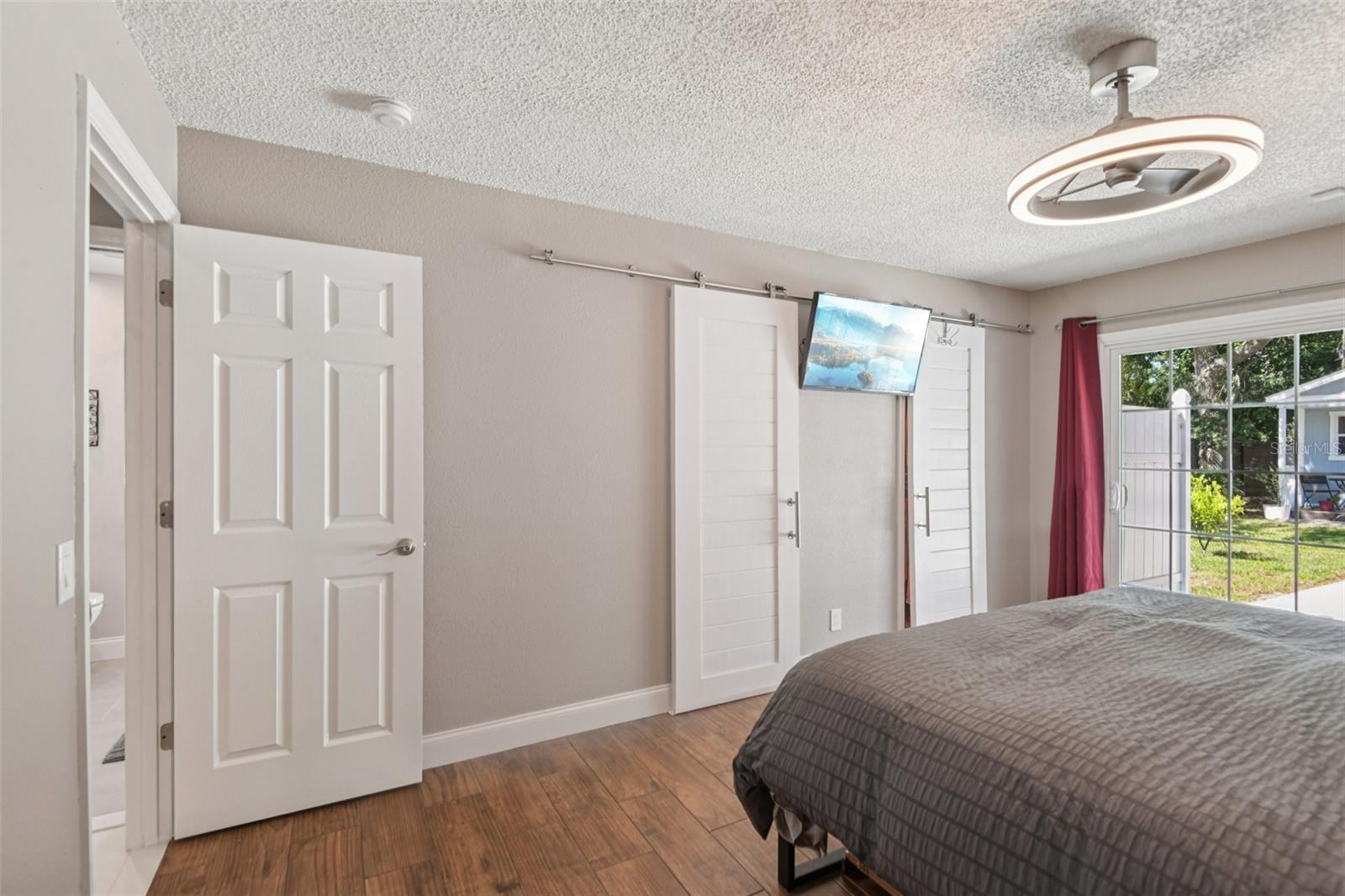 Image 13 of 35 For 10000 Bay Street