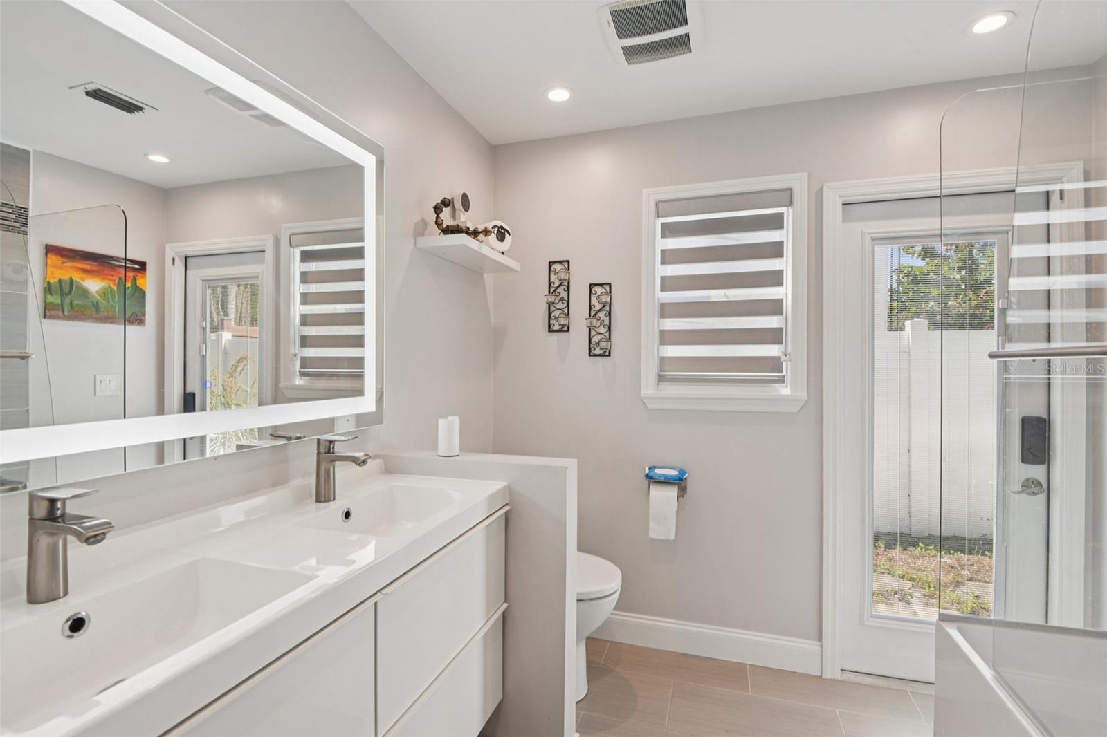 Image 19 of 35 For 10000 Bay Street