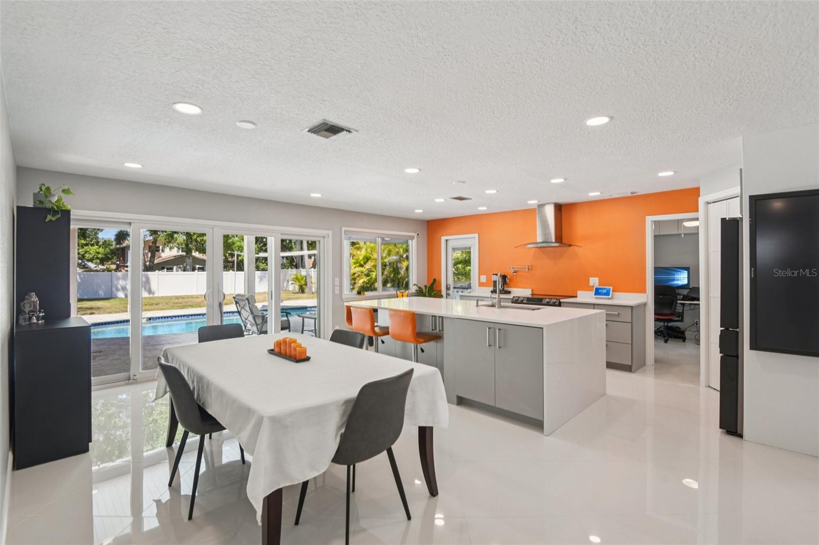 Image 6 of 35 For 10000 Bay Street