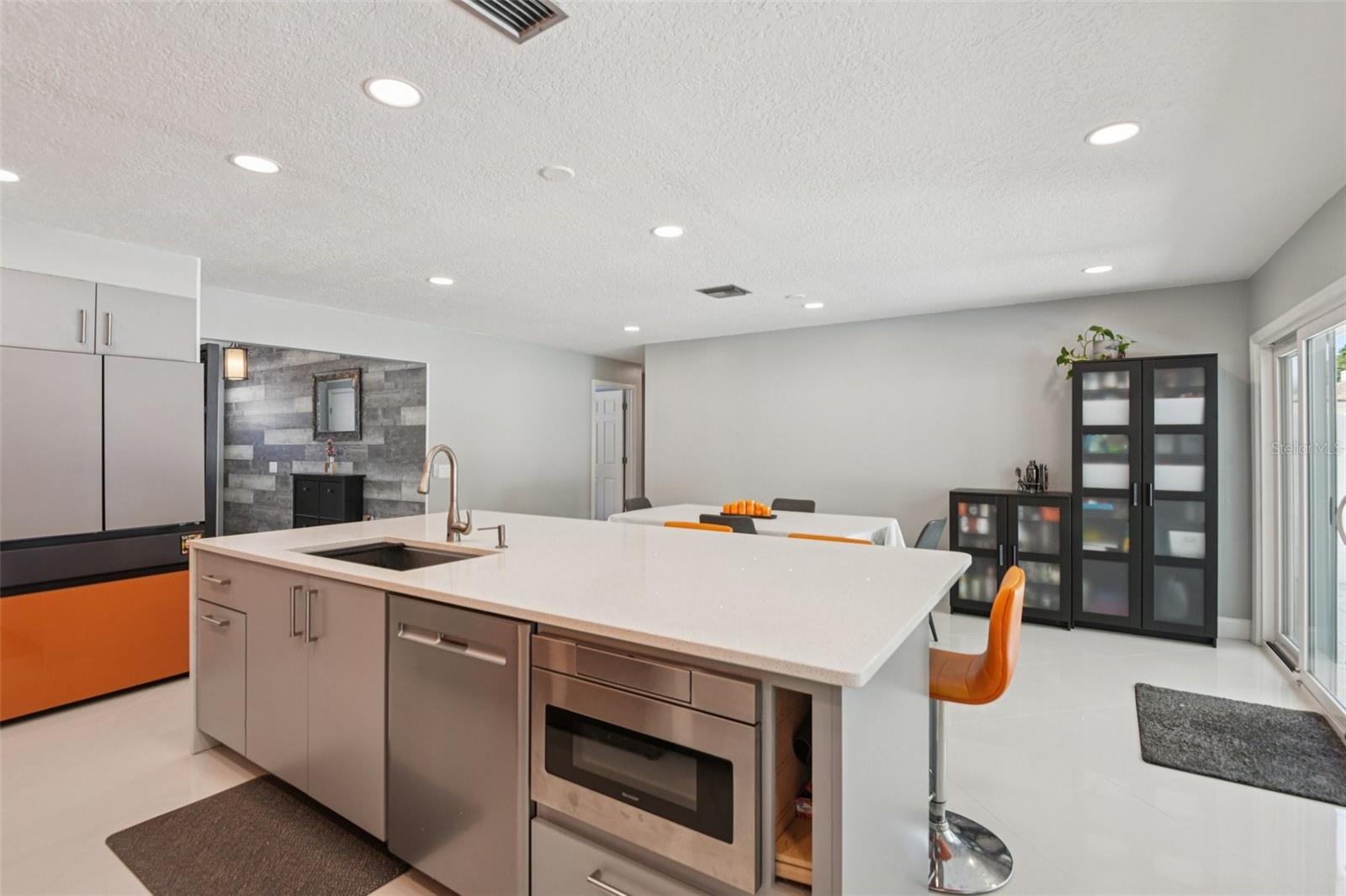 Image 9 of 35 For 10000 Bay Street