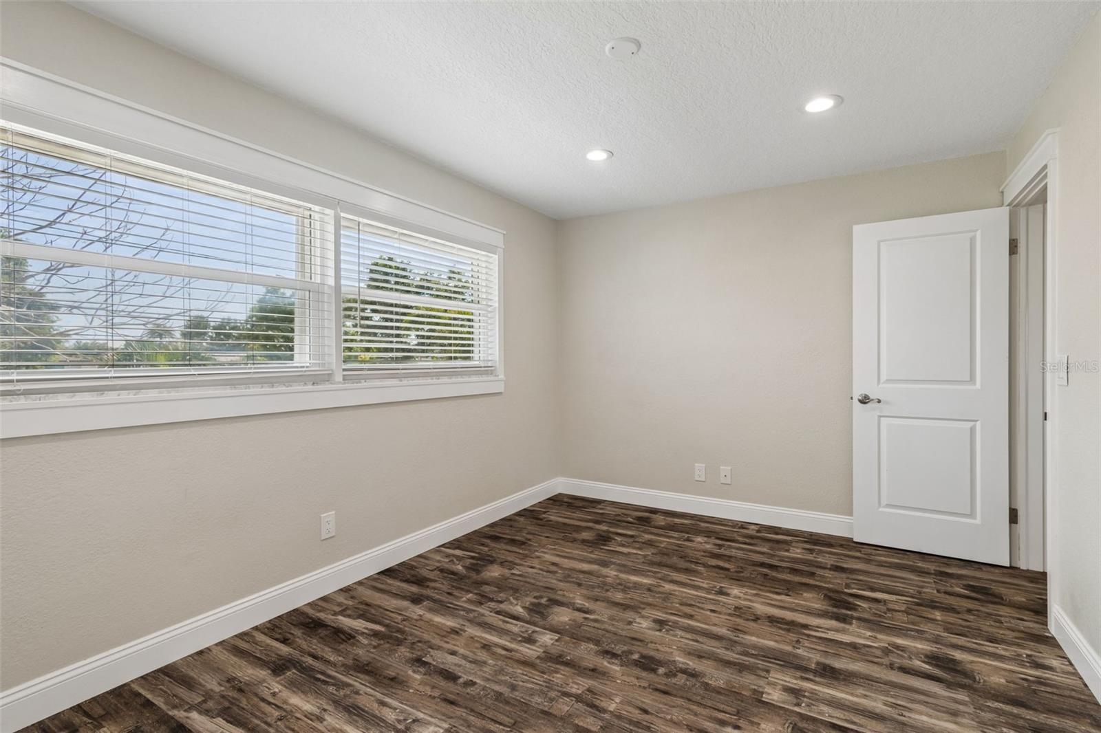 Image 25 of 39 For 13548 Bellewood Avenue