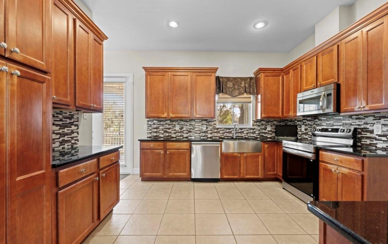 Listing photo id 5 for 23327 Eppley Drive