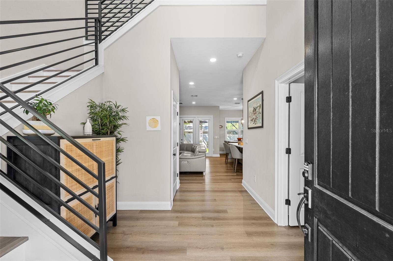 Listing photo id 2 for 3601 Rogers Avenue