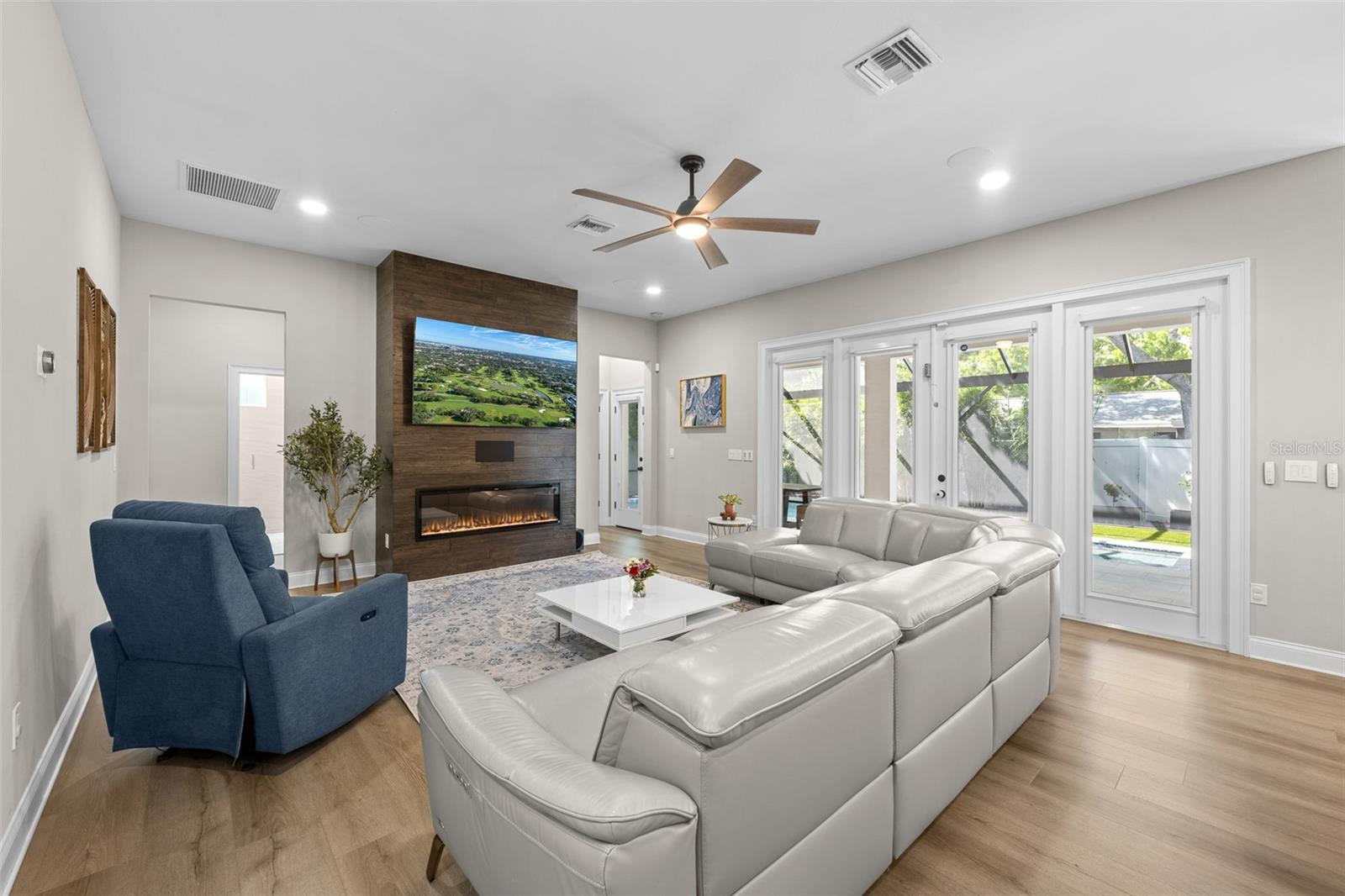 Listing photo id 4 for 3601 Rogers Avenue