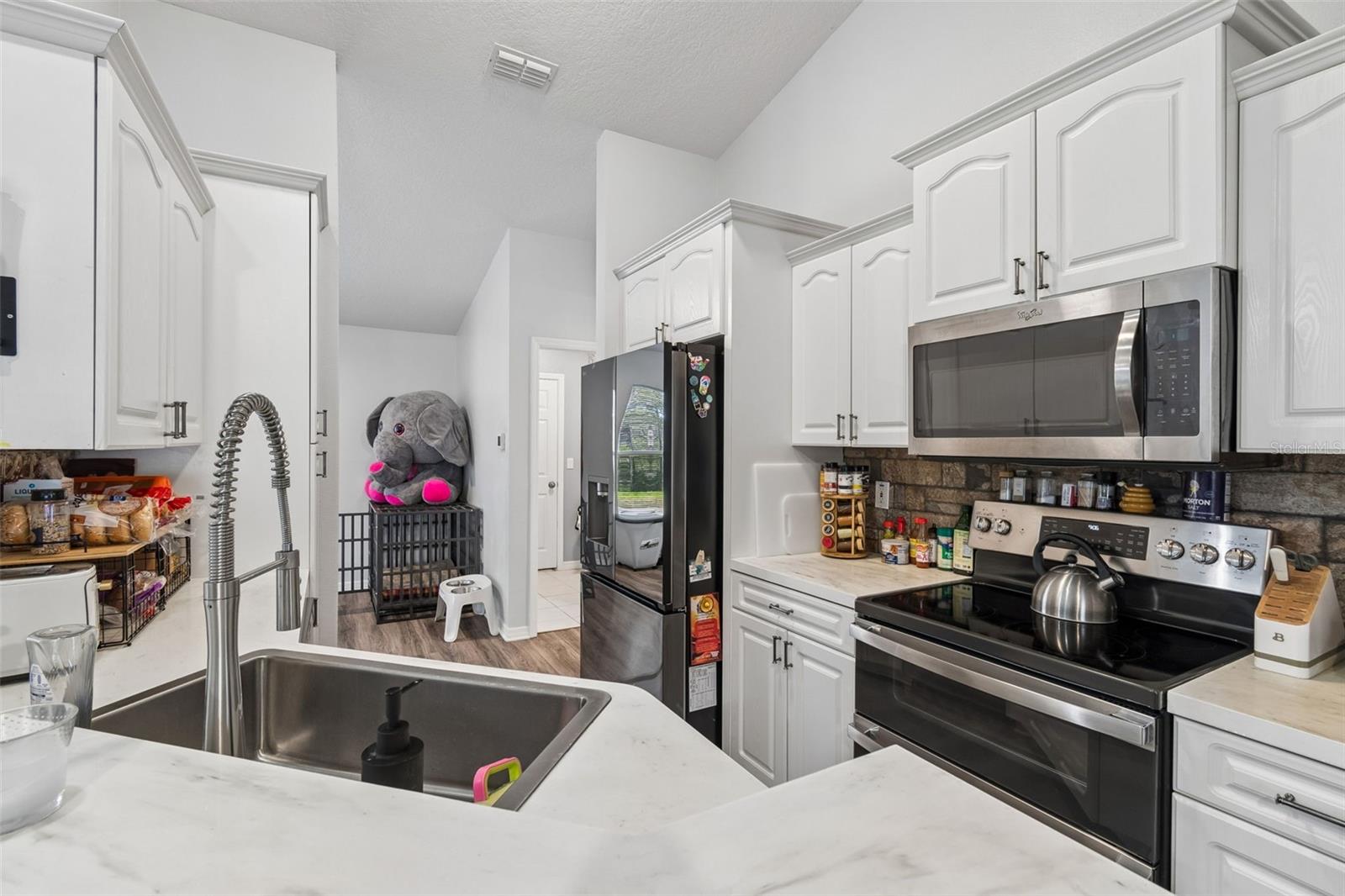 Listing photo id 10 for 12916 Ithaca Avenue