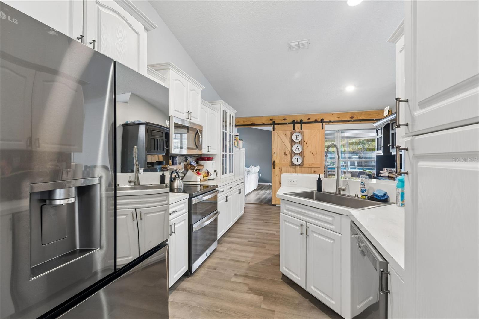 Listing photo id 12 for 12916 Ithaca Avenue