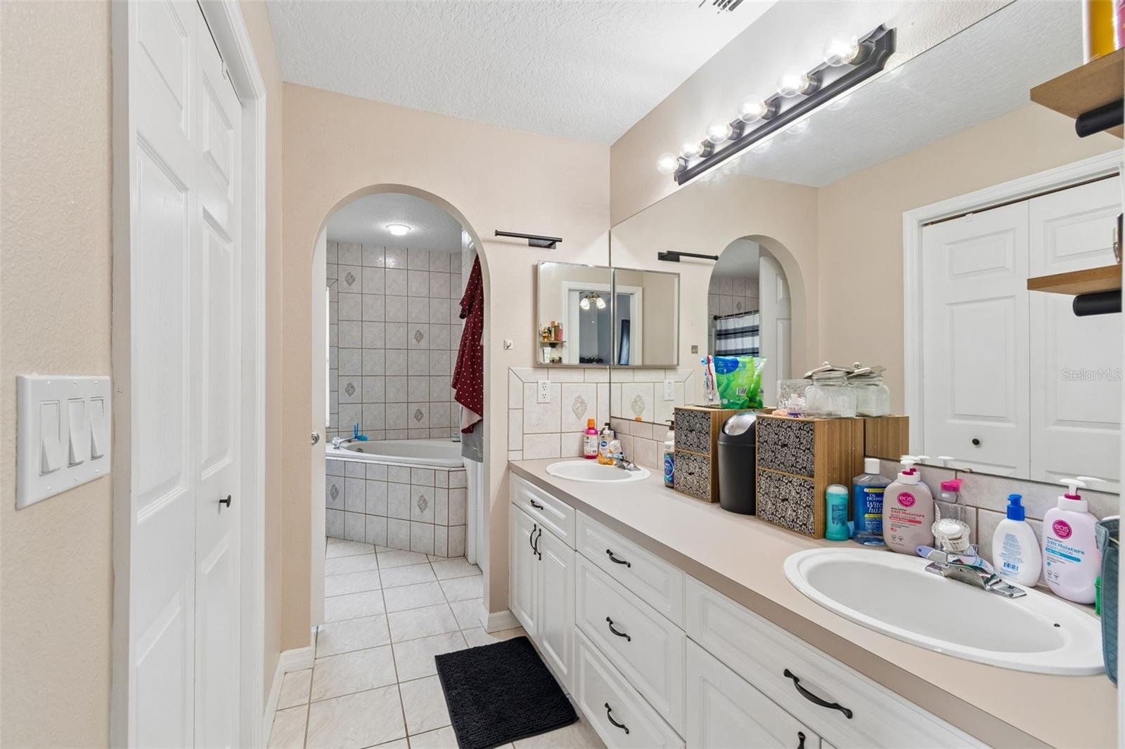 Listing photo id 17 for 12916 Ithaca Avenue